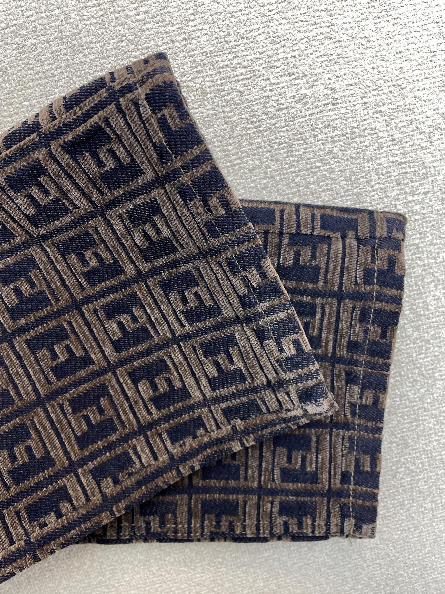 。FENDI芬迪💥独家专供新款休闲牛仔裤👖高端版本！专柜定制面料 透气舒适度高，细节无可挑剔，品牌元素设