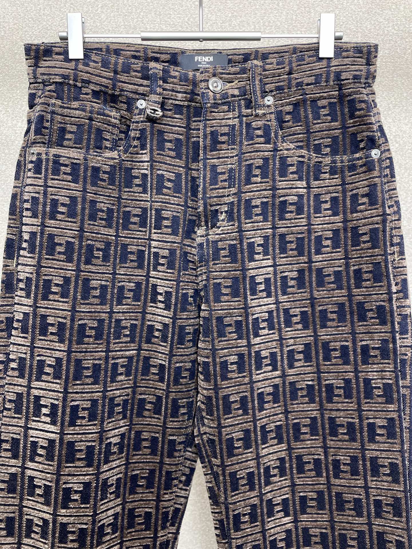 。FENDI芬迪💥独家专供新款休闲牛仔裤👖高端版本！专柜定制面料 透气舒适度高，细节无可挑剔，品牌元素设