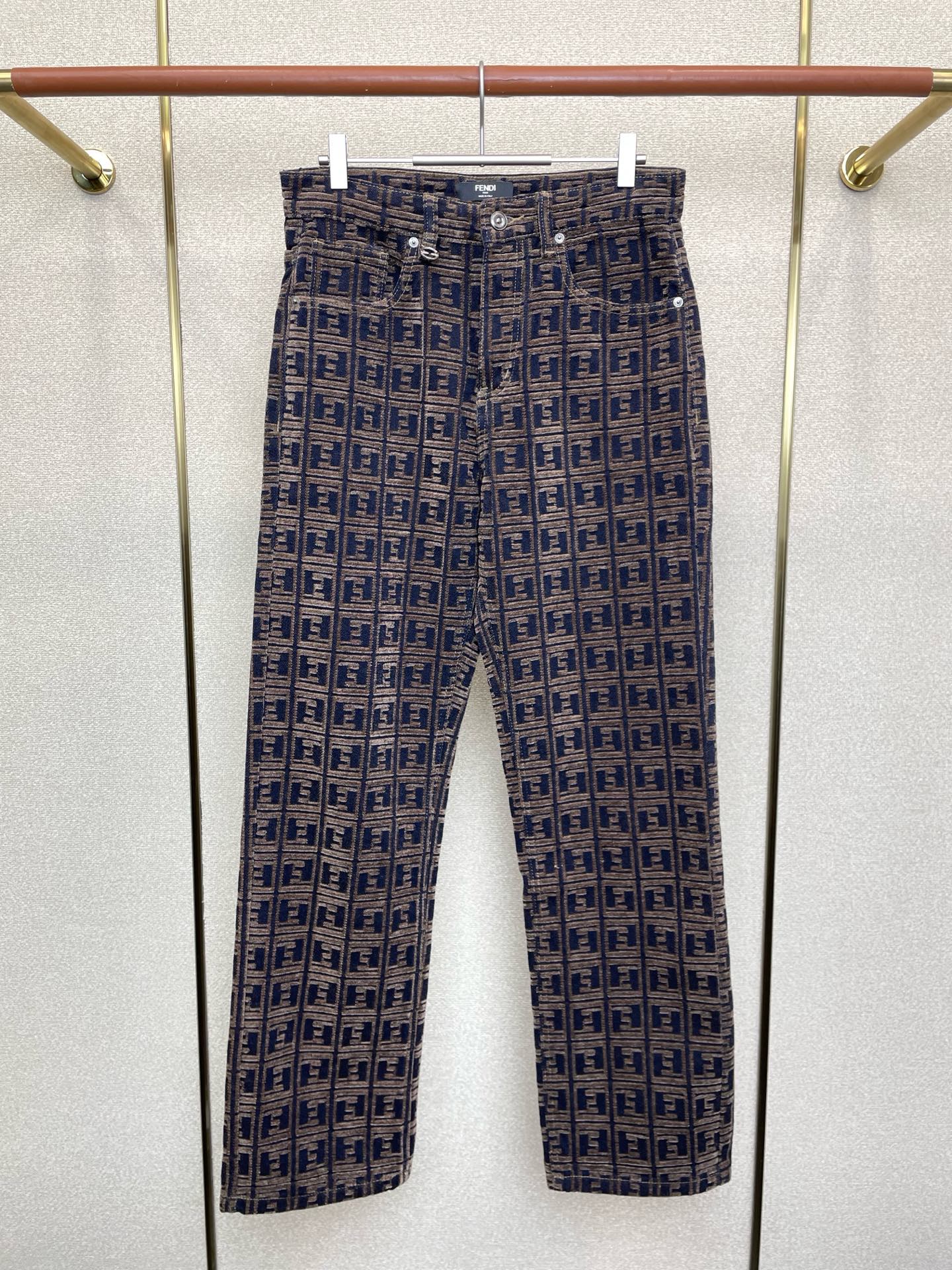 。FENDI芬迪💥独家专供新款休闲牛仔裤👖高端版本！专柜定制面料 透气舒适度高，细节无可挑剔，品牌元素设