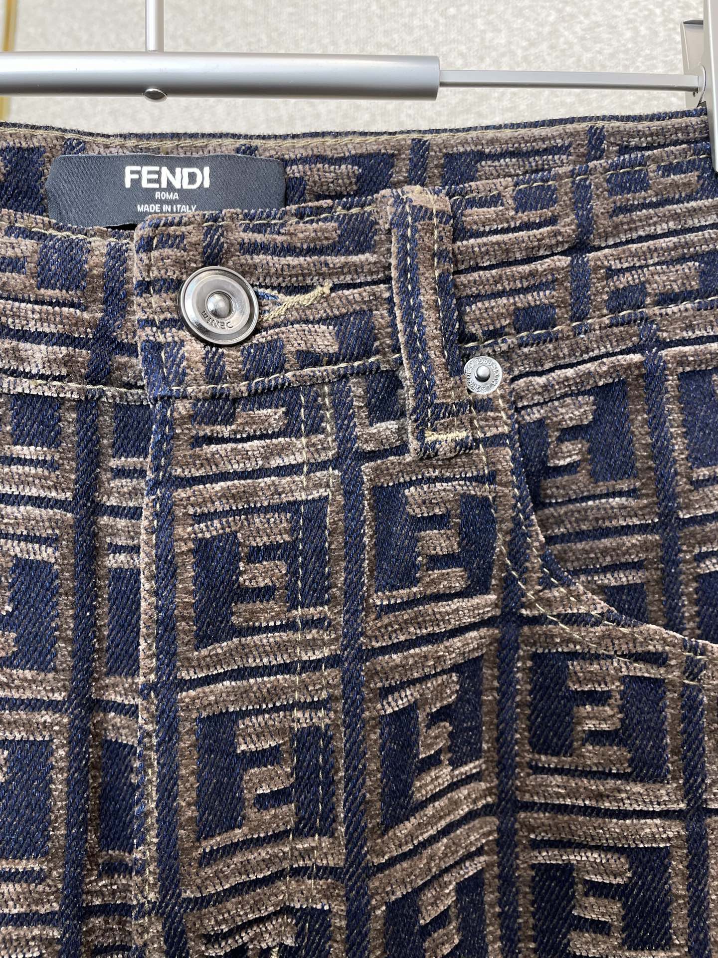 。FENDI芬迪💥独家专供新款休闲牛仔裤👖高端版本！专柜定制面料 透气舒适度高，细节无可挑剔，品牌元素设