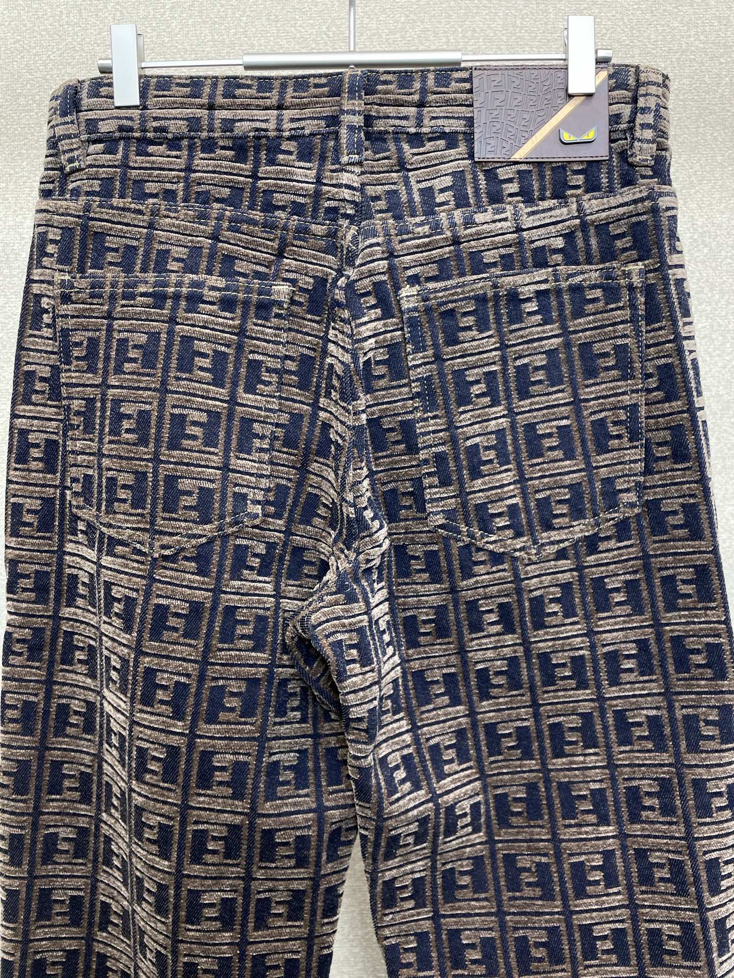 。FENDI芬迪💥独家专供新款休闲牛仔裤👖高端版本！专柜定制面料 透气舒适度高，细节无可挑剔，品牌元素设