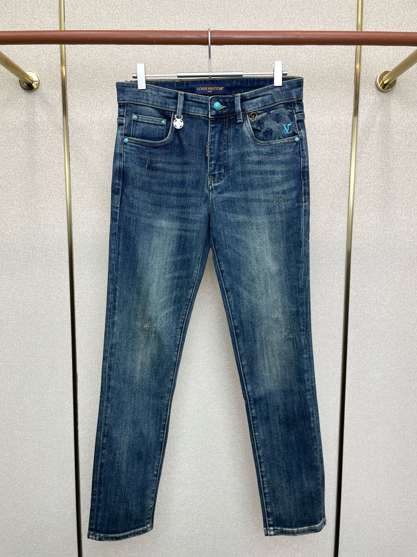 NO:684891,.Louis Vuitton’s new high-end version of casual jeans is a must-have product!  Custom-made fabrics at the counter are highly breathable and comfortable, with impeccable details and brand element design concepts, reflecting high quality. It feels delicate and soft!  It presents a casual cut and the upper body shape is awesome!  Code number 28-38 (no 35.37),,louis vuitton,louis vuitton,jeans,19860909.Louis Vuitton路易威登砸锅卖铁都要上的新款新款休闲牛仔裤高端版本！专柜定制面料 透气舒适度高,细节无可挑剔,品牌元素设计理念,体现高品质.手感细腻柔软！呈现休闲裁剪,上身版型超赞！码数28-38（无35.37）,,louis vuitton,louis vuitton,jeans,,Men's clothing