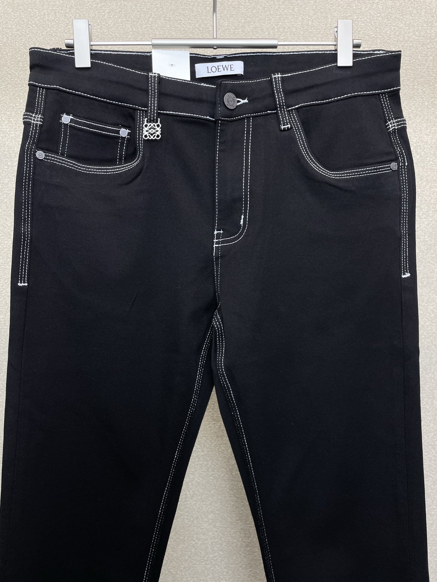 。LOEWE罗意威💥独家专供新款休闲牛仔裤👖高端版本！专柜定制面料 透气舒适度高，细节无可挑剔，品牌元素