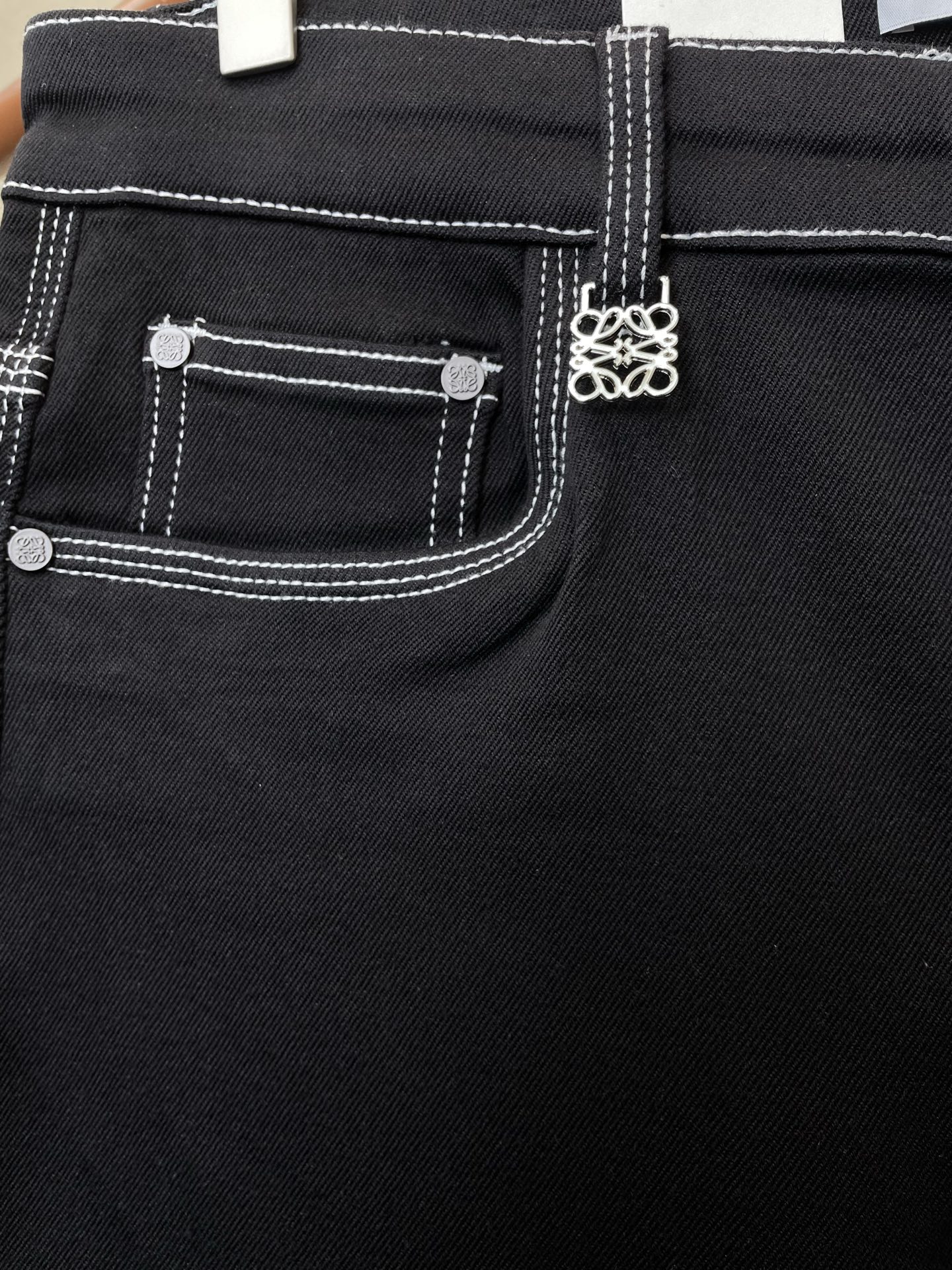 。LOEWE罗意威💥独家专供新款休闲牛仔裤👖高端版本！专柜定制面料 透气舒适度高，细节无可挑剔，品牌元素