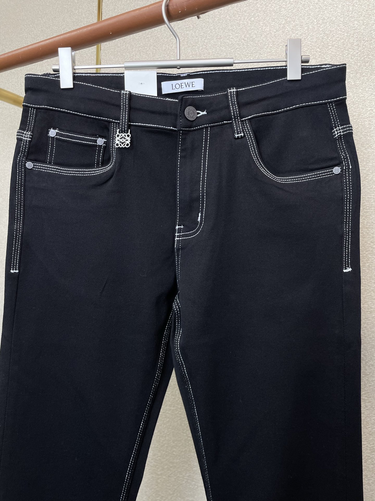 。LOEWE罗意威💥独家专供新款休闲牛仔裤👖高端版本！专柜定制面料 透气舒适度高，细节无可挑剔，品牌元素