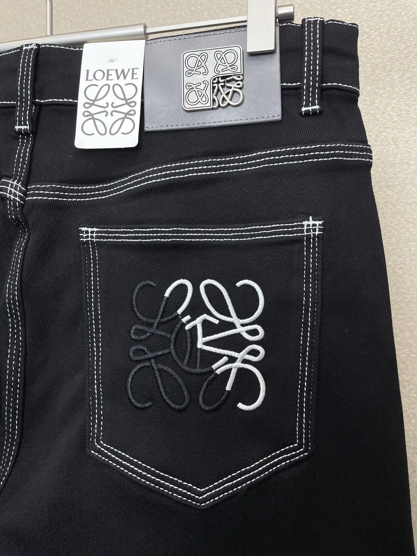 。LOEWE罗意威💥独家专供新款休闲牛仔裤👖高端版本！专柜定制面料 透气舒适度高，细节无可挑剔，品牌元素