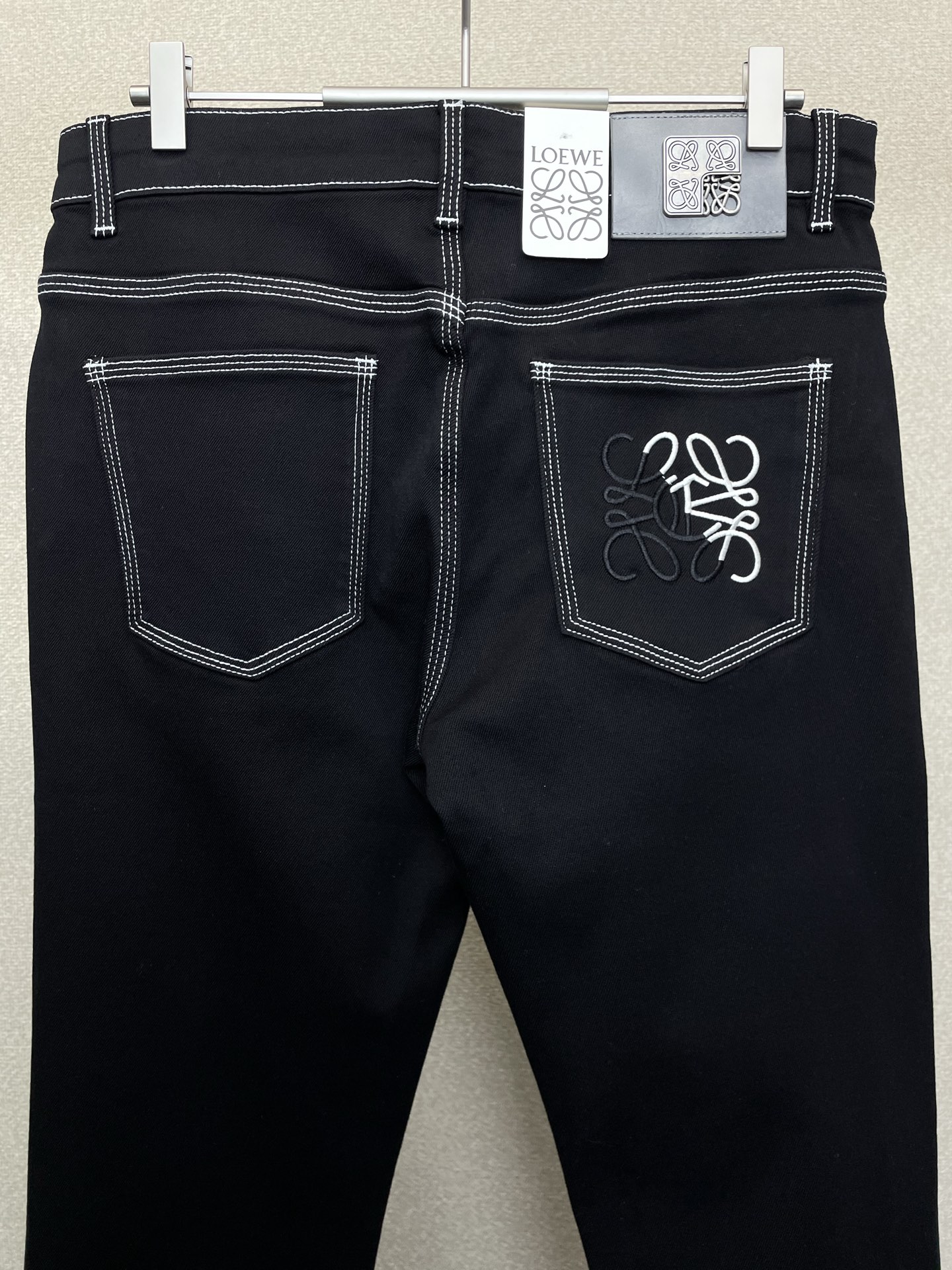 。LOEWE罗意威💥独家专供新款休闲牛仔裤👖高端版本！专柜定制面料 透气舒适度高，细节无可挑剔，品牌元素