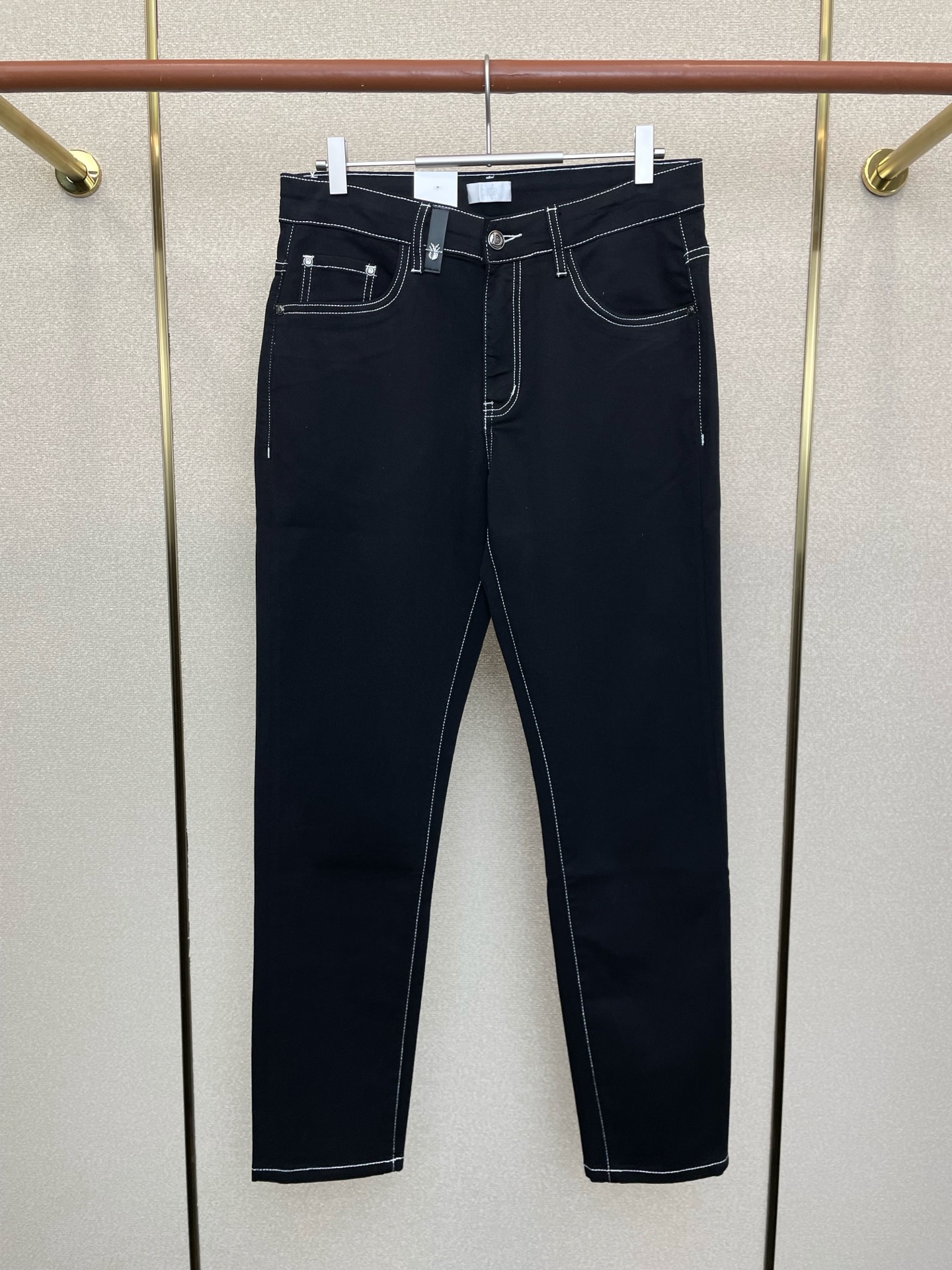 NO:684862,.Dior’s new high-end version of casual jeans is a must-have for Dior!  Custom-made fabrics at the counter are highly breathable and comfortable, with impeccable details and brand element design concepts, reflecting high quality. It feels delicate and soft!  It presents a casual cut and the upper body shape is awesome!  Code number 28-38 (no 35.37),,dior,dior,jeans,19860909.Dior迪奥砸锅卖铁都要上的新款新款休闲牛仔裤高端版本！专柜定制面料 透气舒适度高,细节无可挑剔,品牌元素设计理念,体现高品质.手感细腻柔软！呈现休闲裁剪,上身版型超赞！码数28-38（无35.37）,,dior,dior,jeans,,Men's clothing
