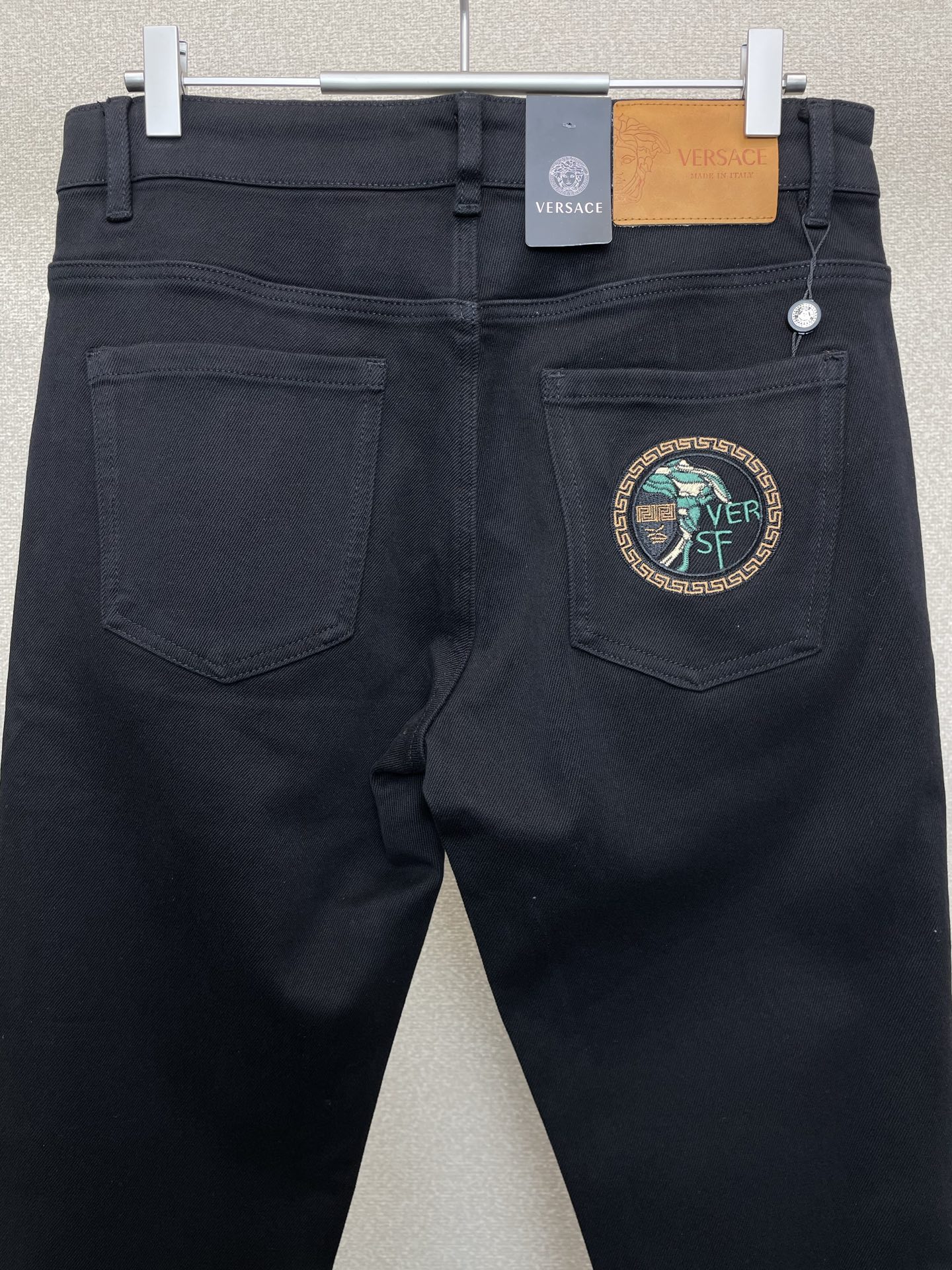 。VERSACE范思哲💥独家专供新款休闲牛仔裤👖高端版本！专柜定制面料 透气舒适度高，细节无可挑剔，品牌