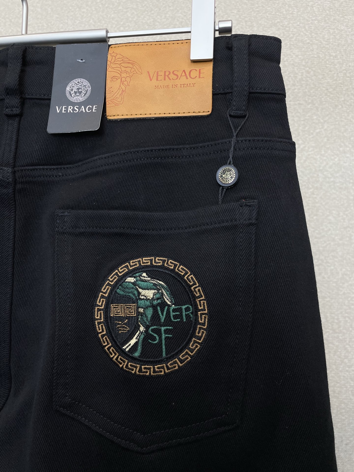 。VERSACE范思哲💥独家专供新款休闲牛仔裤👖高端版本！专柜定制面料 透气舒适度高，细节无可挑剔，品牌