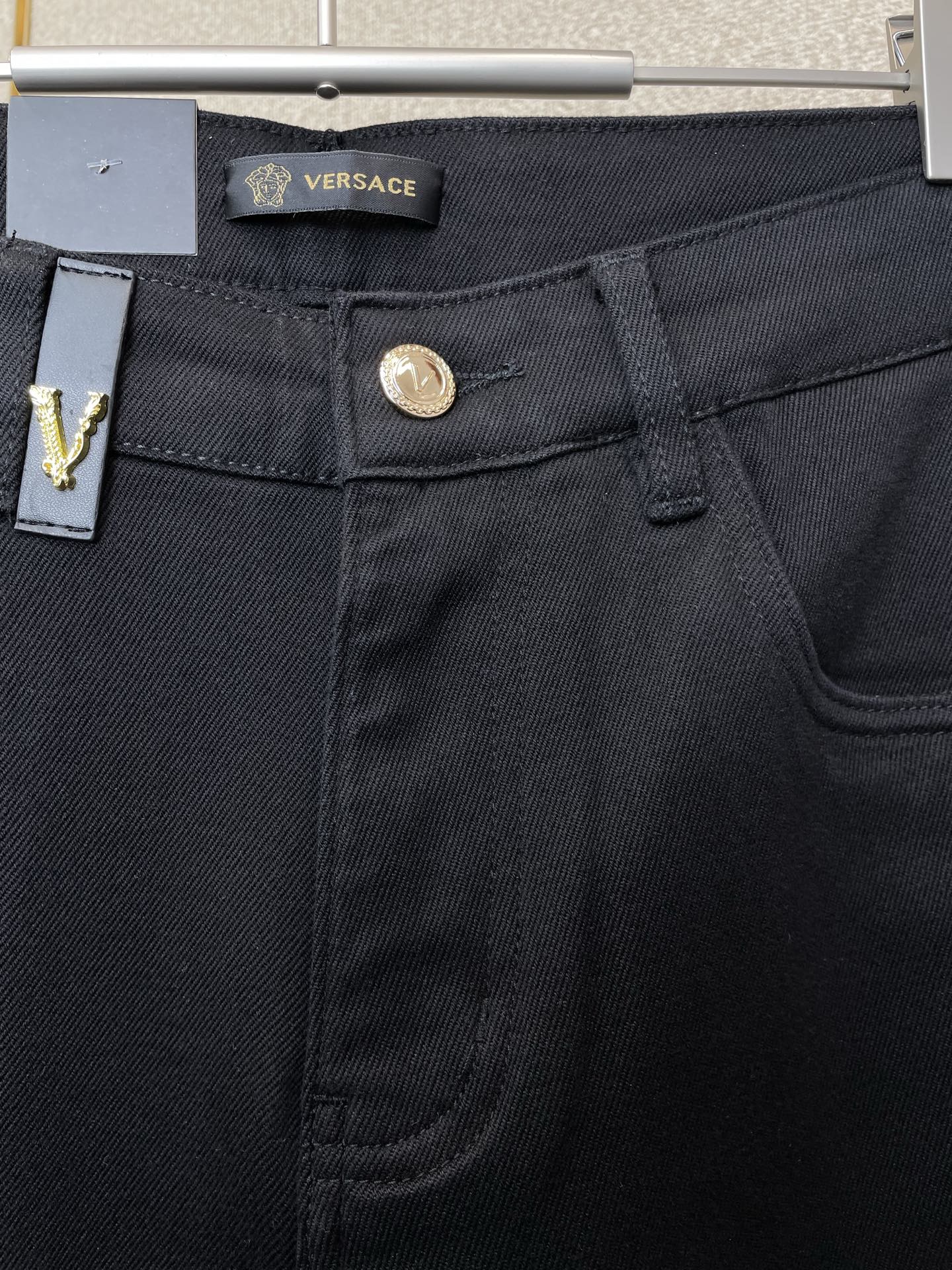 。VERSACE范思哲💥独家专供新款休闲牛仔裤👖高端版本！专柜定制面料 透气舒适度高，细节无可挑剔，品牌