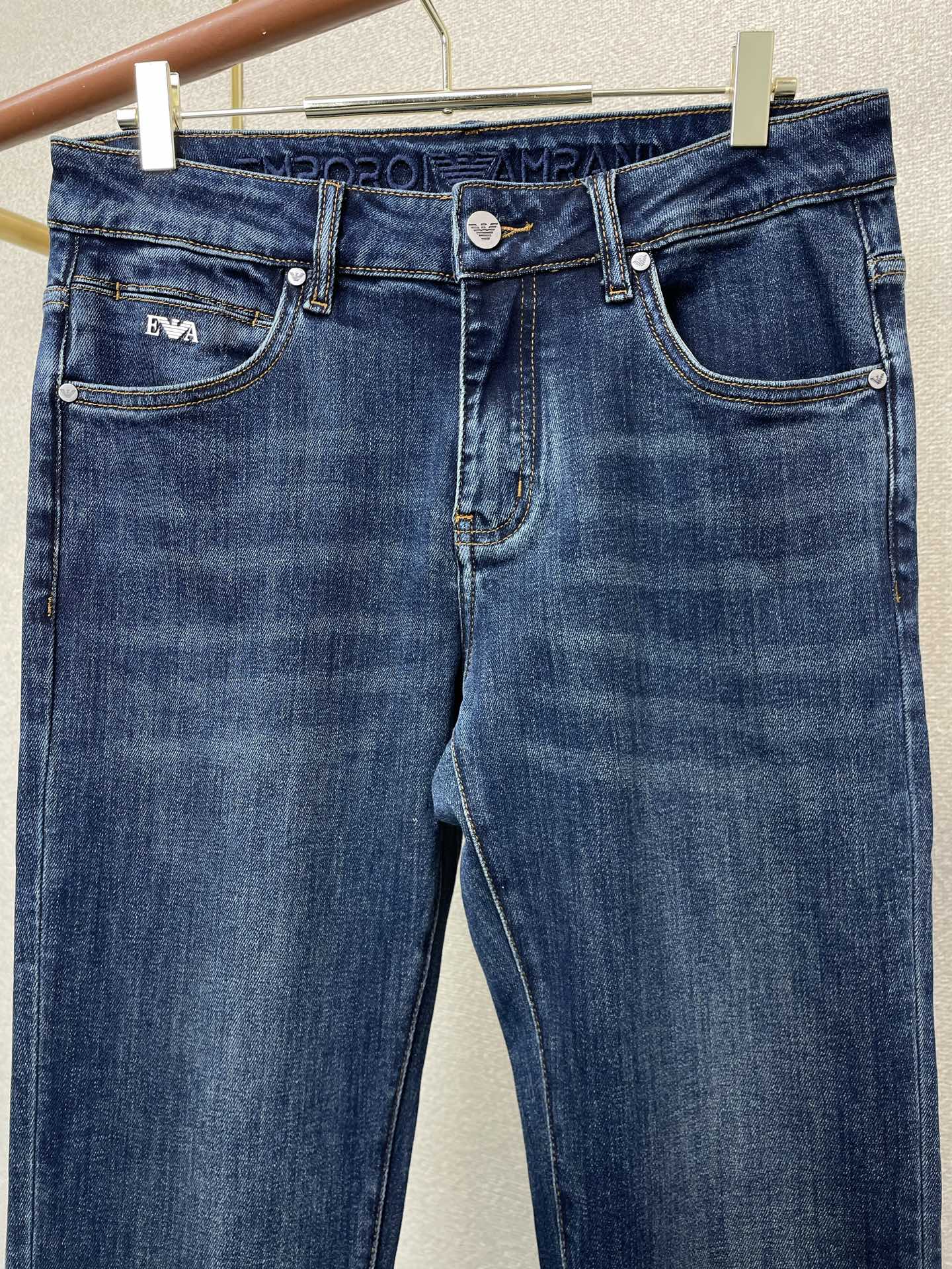 。ARMANI阿玛尼💥独家专供新款休闲牛仔裤👖高端版本！专柜定制面料 透气舒适度高，细节无可挑剔，品牌元