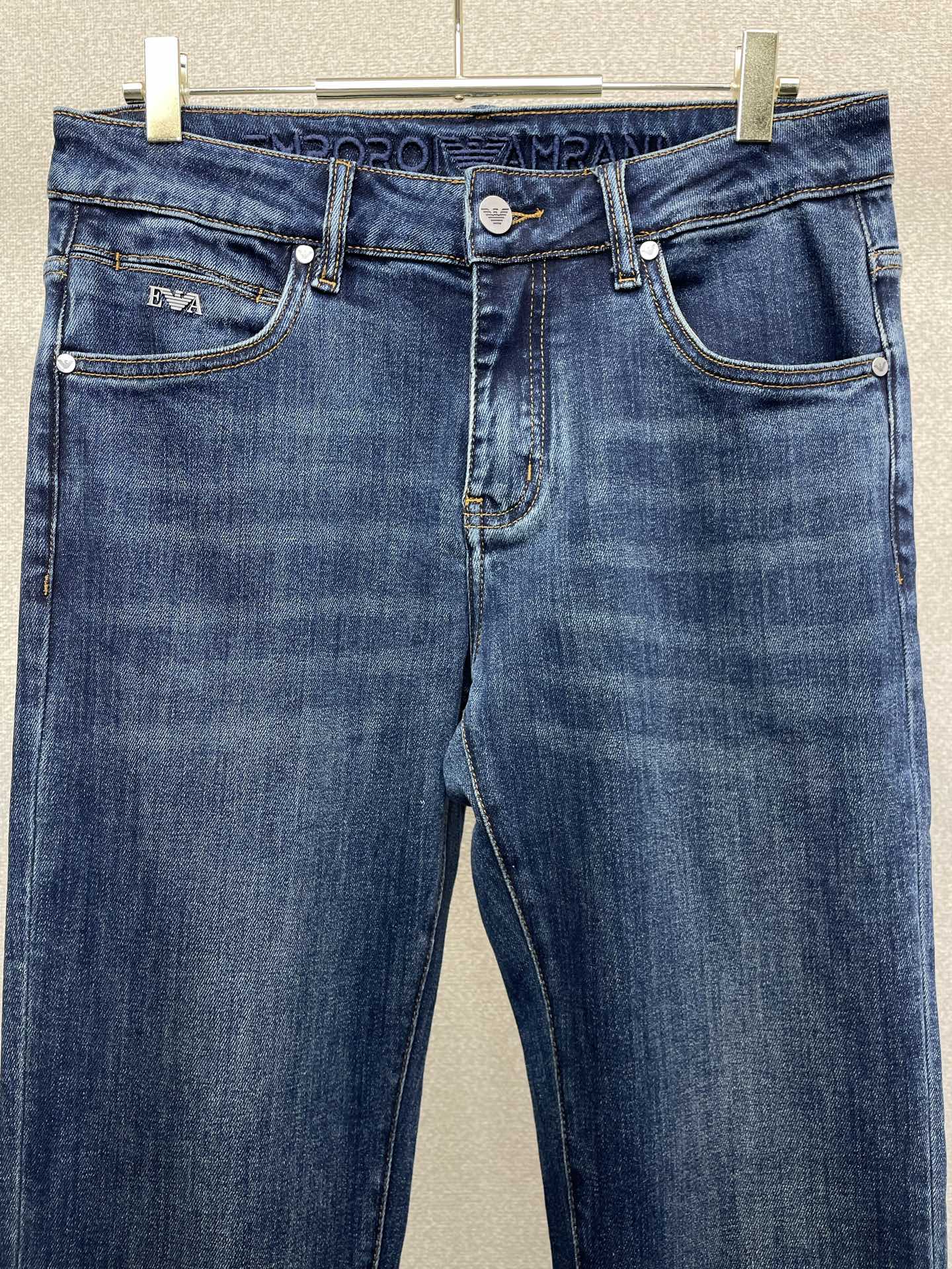 。ARMANI阿玛尼💥独家专供新款休闲牛仔裤👖高端版本！专柜定制面料 透气舒适度高，细节无可挑剔，品牌元