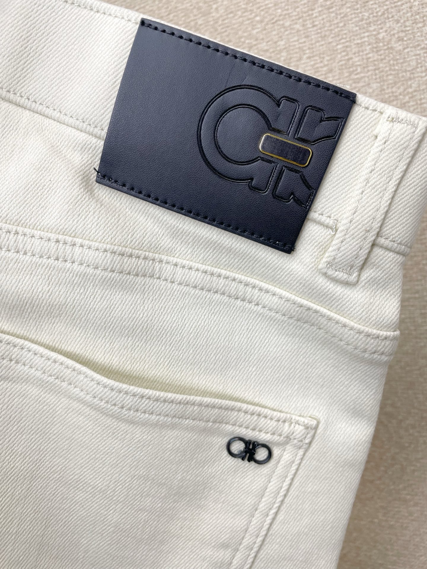 。CAVALLI卡沃利💥独家专供新款休闲牛仔裤👖高端版本！专柜定制面料 透气舒适度高，细节无可挑剔，品牌