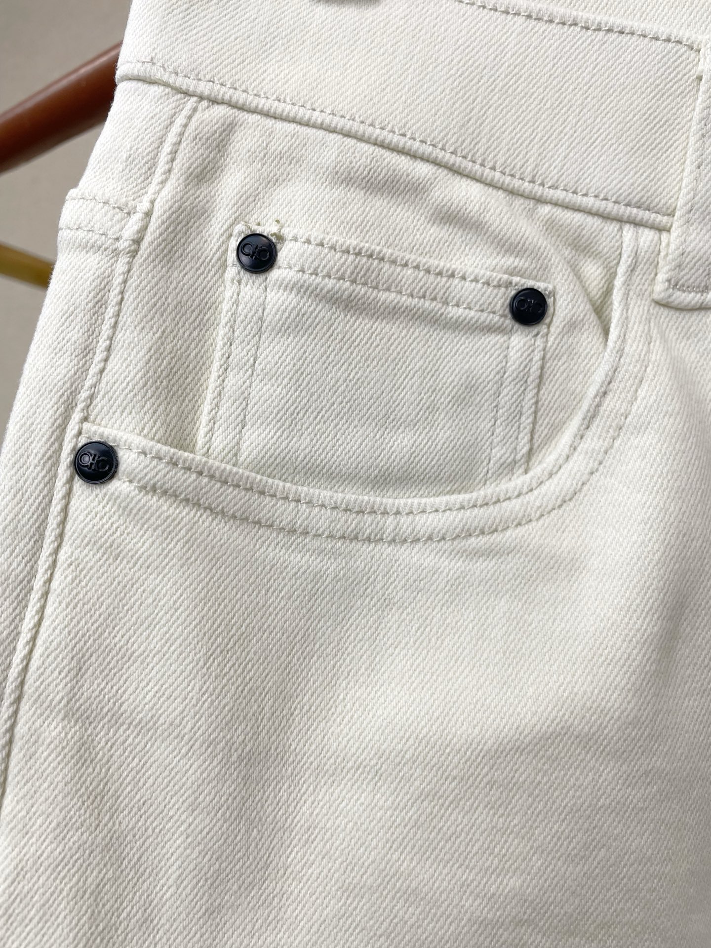 。CAVALLI卡沃利💥独家专供新款休闲牛仔裤👖高端版本！专柜定制面料 透气舒适度高，细节无可挑剔，品牌