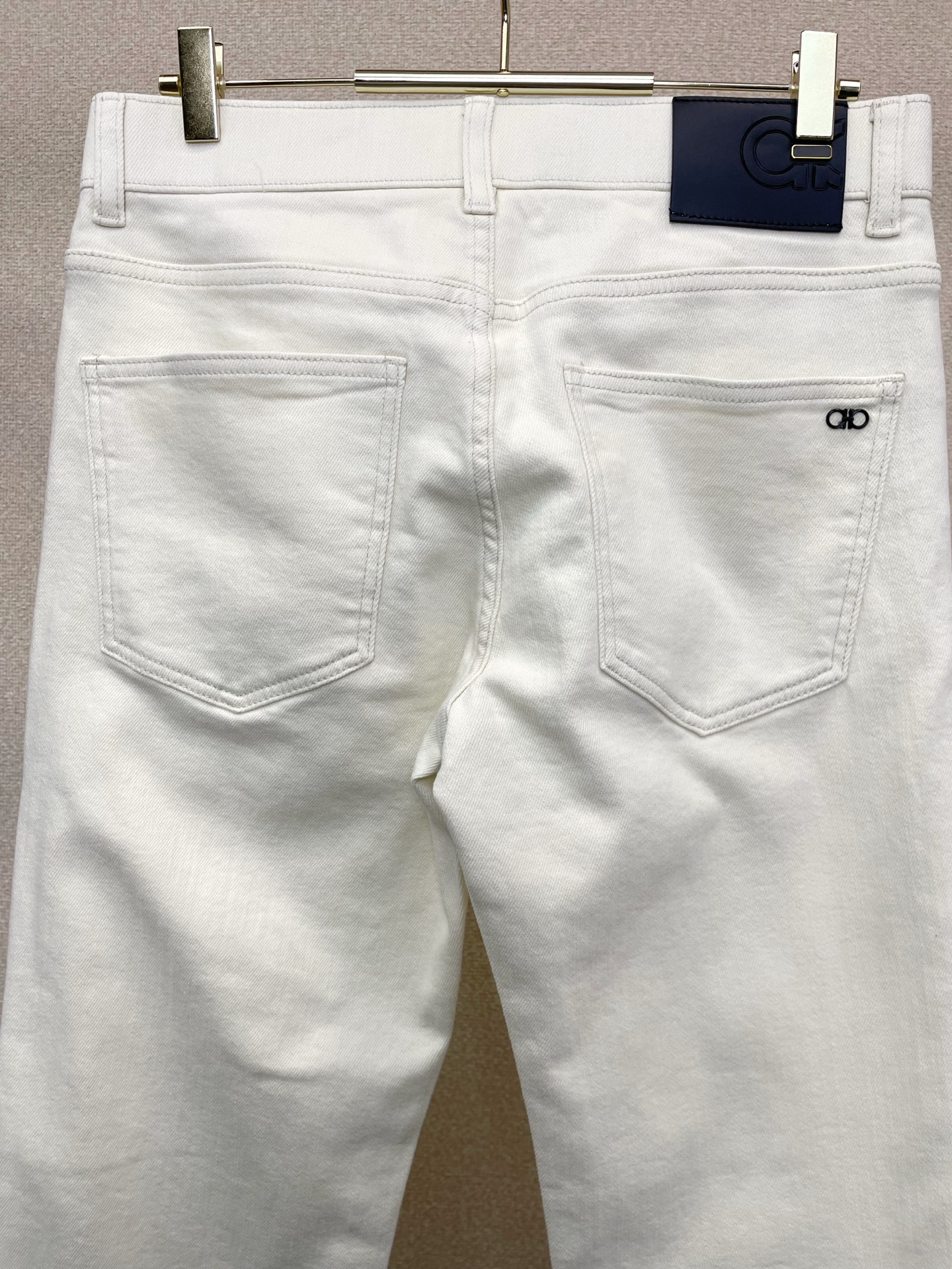 。CAVALLI卡沃利💥独家专供新款休闲牛仔裤👖高端版本！专柜定制面料 透气舒适度高，细节无可挑剔，品牌