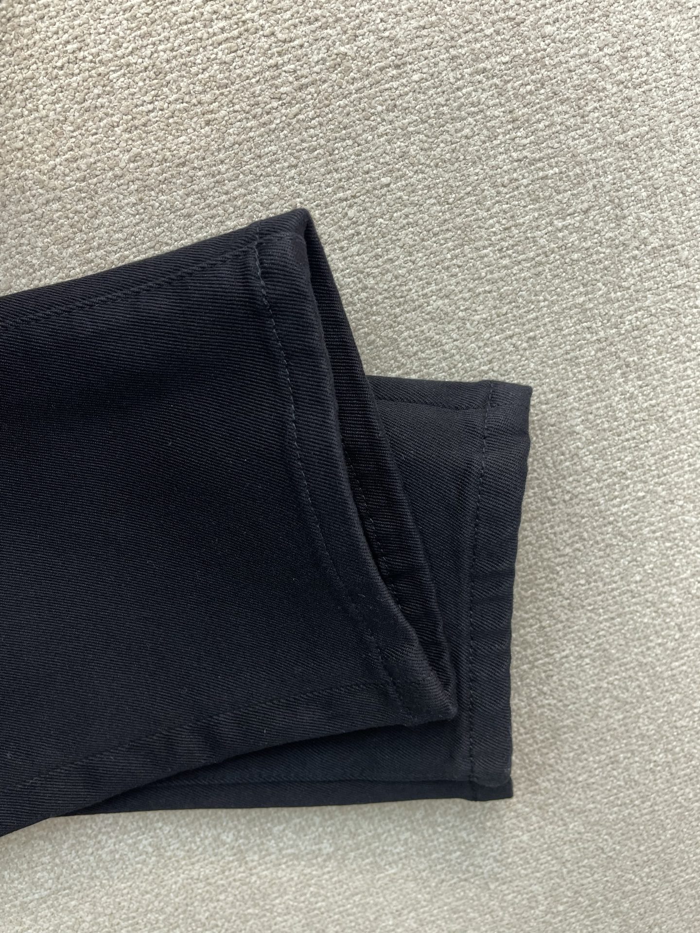 。Prada普拉达💥独家专供新款休闲牛仔裤👖高端版本！专柜定制面料 透气舒适度高，细节无可挑剔，品牌元素