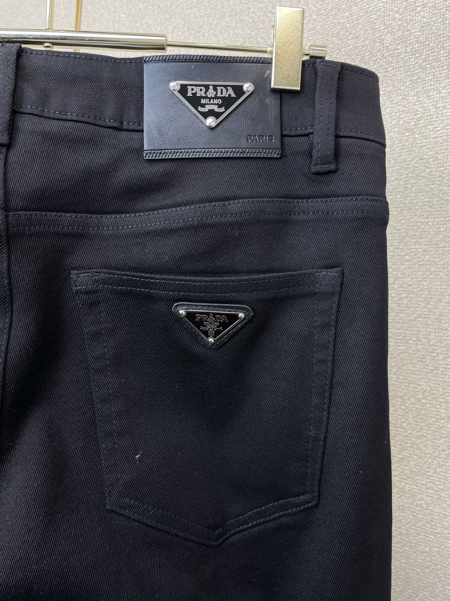 。Prada普拉达💥独家专供新款休闲牛仔裤👖高端版本！专柜定制面料 透气舒适度高，细节无可挑剔，品牌元素