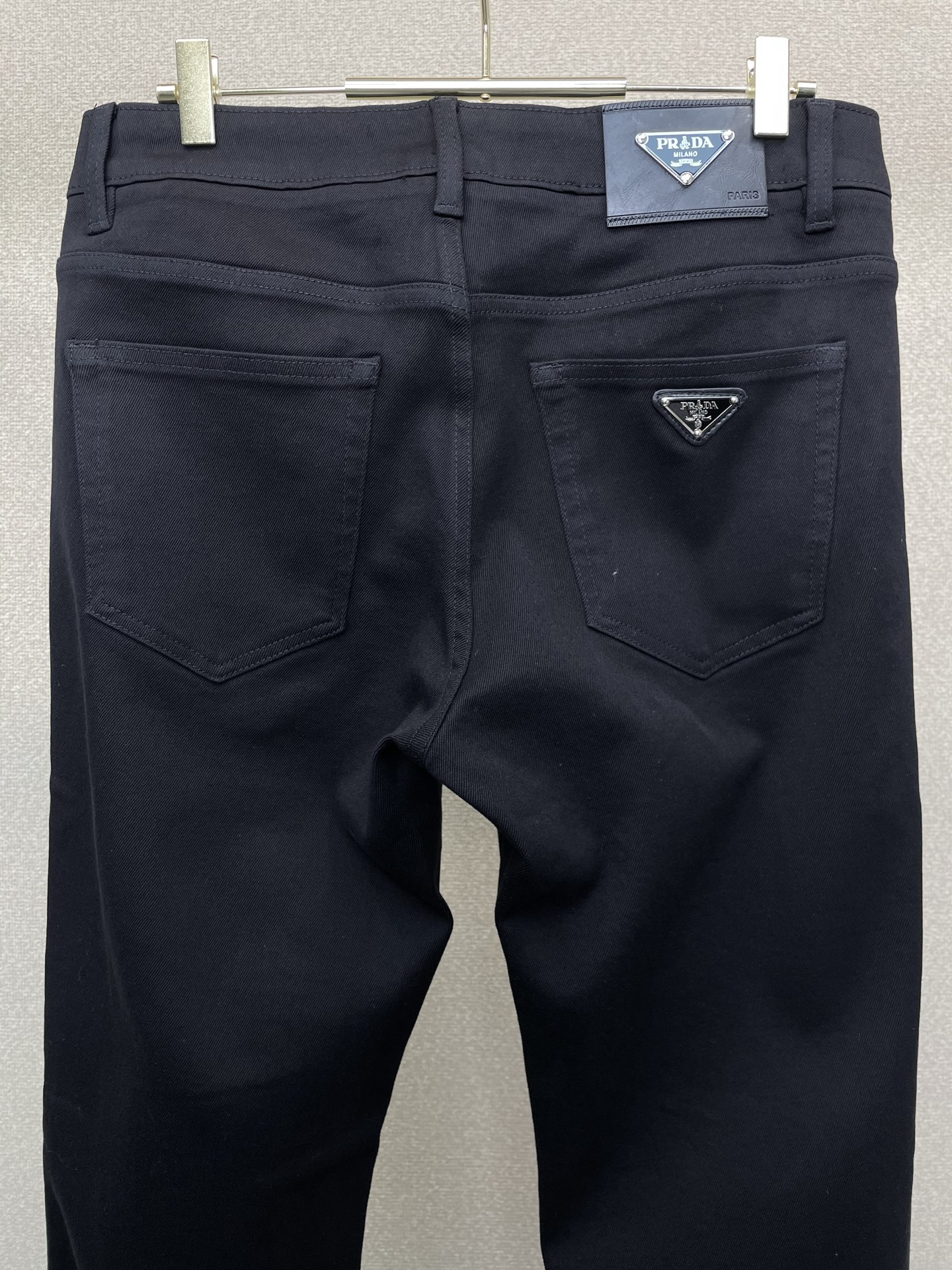 。Prada普拉达💥独家专供新款休闲牛仔裤👖高端版本！专柜定制面料 透气舒适度高，细节无可挑剔，品牌元素