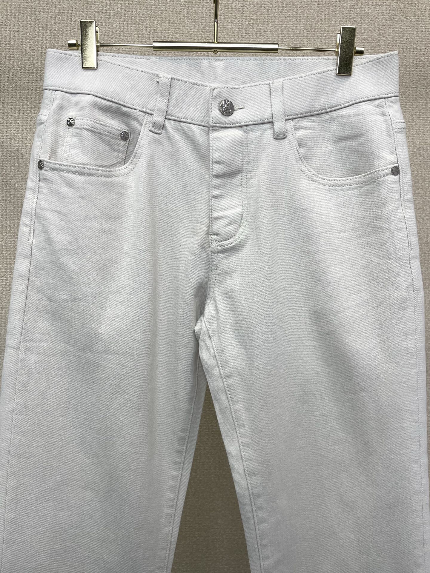 。Burberry巴宝莉💥独家专供新款休闲牛仔裤👖高端版本！专柜定制面料 透气舒适度高，细节无可挑剔，品