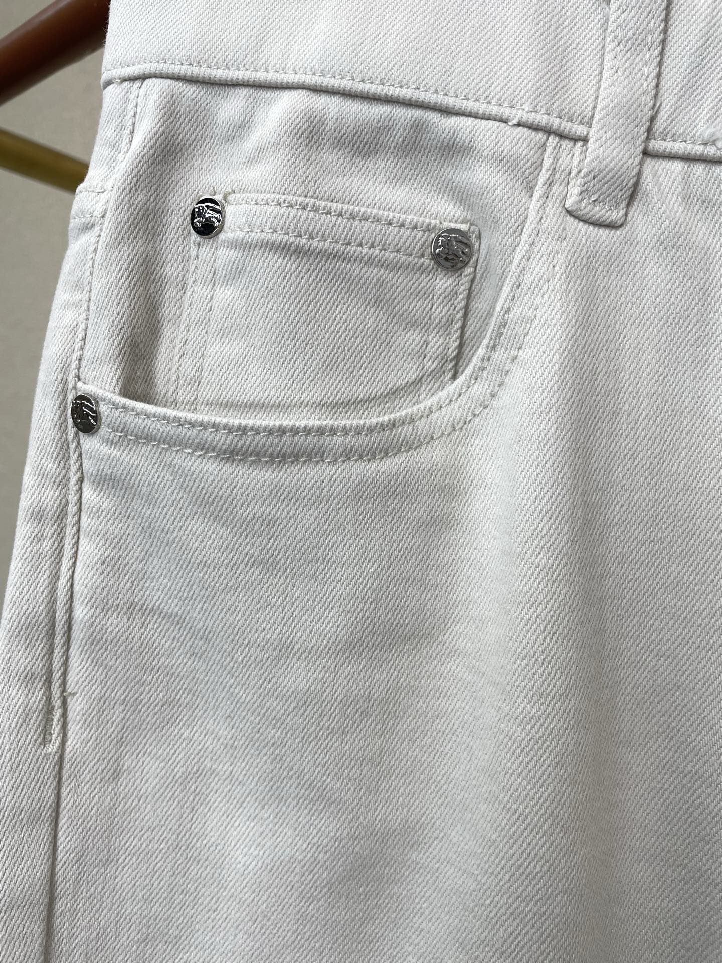 。Burberry巴宝莉💥独家专供新款休闲牛仔裤👖高端版本！专柜定制面料 透气舒适度高，细节无可挑剔，品