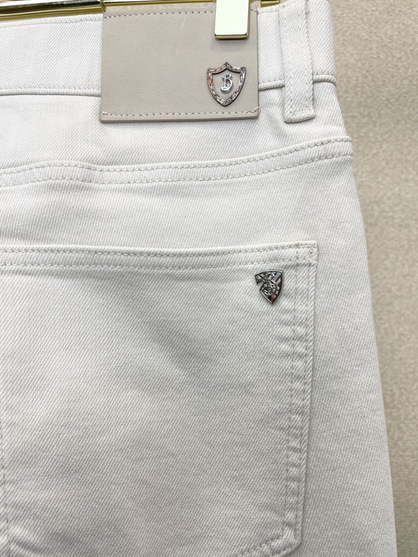 。Burberry巴宝莉💥独家专供新款休闲牛仔裤👖高端版本！专柜定制面料 透气舒适度高，细节无可挑剔，品