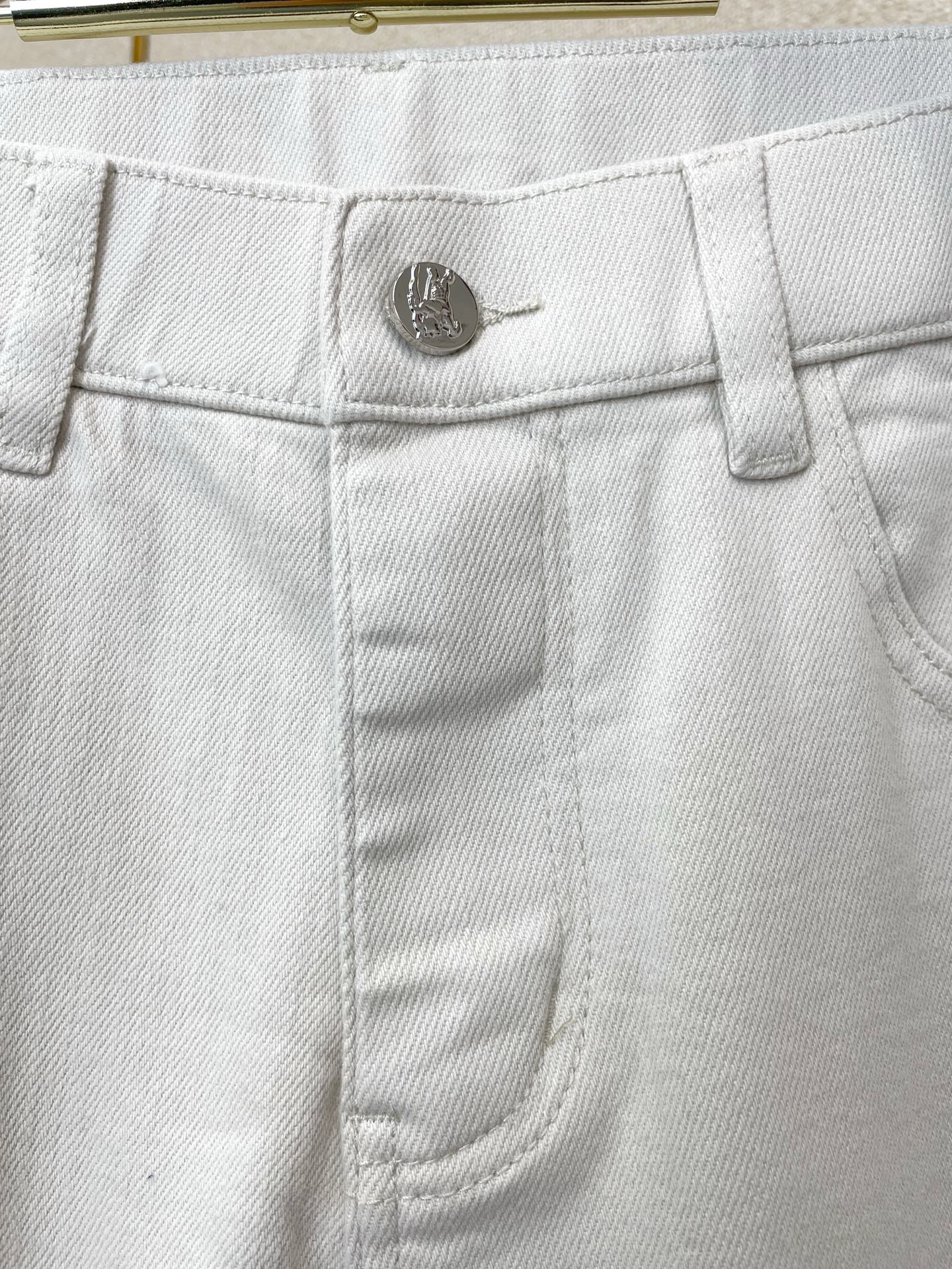 。Burberry巴宝莉💥独家专供新款休闲牛仔裤👖高端版本！专柜定制面料 透气舒适度高，细节无可挑剔，品