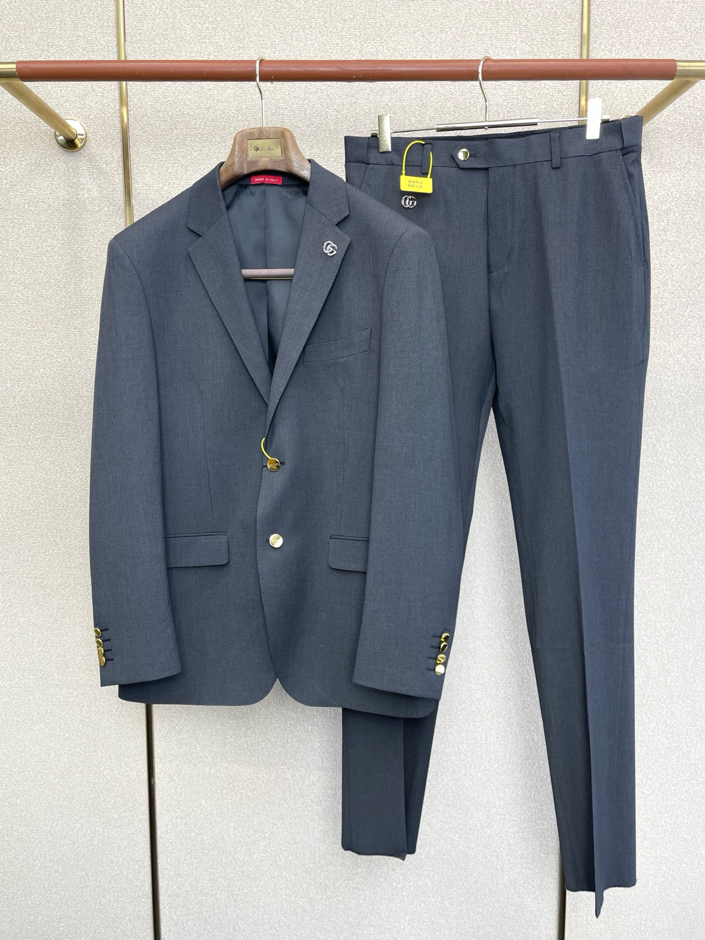 NO:685019,/Set. Single suit, trousers. Gucci new suit suit, order from foreign trade company. Simple casual suit jacket, exclusively for imported original polyester fiber fabric. It is breathable, soft and warm, very straight and drapey. The whole piece of clothing is neatly machined and has neat and smooth lines. All hardware and accessories are supplied by customers and have top accessories with logo. At first glance, they are high-end fabrics. This kind of fabric is custom-woven. There is no such thing outside. It is a good product from a regular factory, and there is nothing picky about it.  This kind of jacket is a regular wear and very practical. Suit 46-58, trousers 29-38, gucci, gucci, jackets & coats, business suit,19860909/套.单西、西裤.Gucci古驰新款西服套装,外贸公司订单 简约休闲西装外套,独家专供进口原版聚酯纤维面料,透气柔软保暖性很强,笔挺垂感十足,整件衣服车工走线整齐平整,所有五金附料都是客供带logo顶级配件 一看就是高档的面料 这种面料都是定织的 外面根本就没有 正规大厂途径出来的好货,无任何有挑剔的地方 这样的一件外套属于常备常穿的,实用性很强. 西服46-58 西裤29-38,,gucci,gucci,jackets & coats,business suit,,Men's clothing