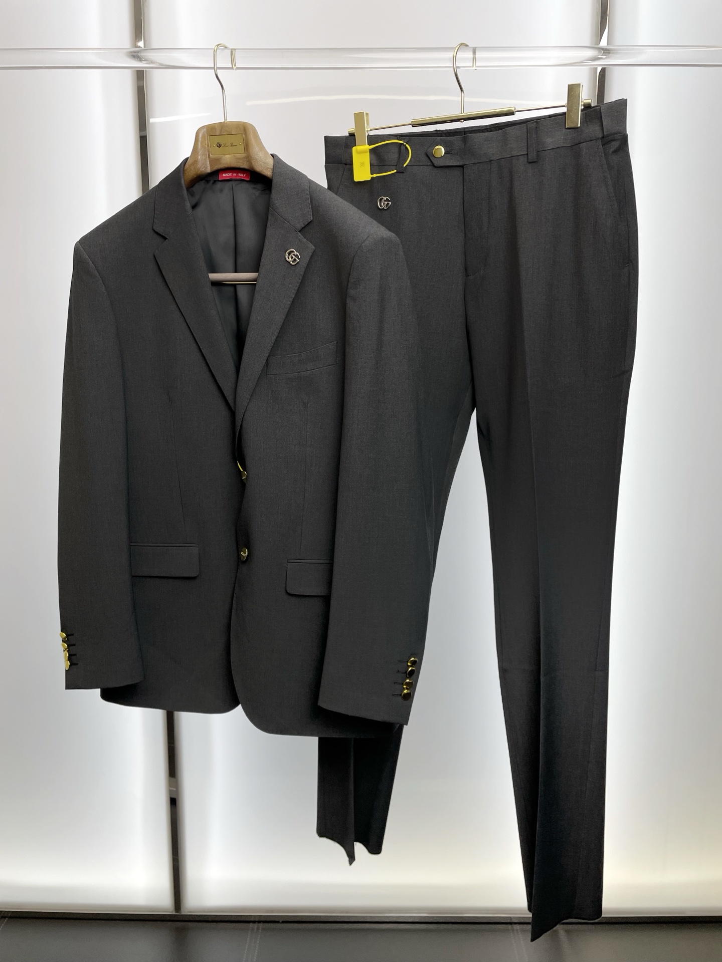 NO:683390,/Set. Single suit, trousers. Gucci new suit suit, order from foreign trade company. Simple casual suit jacket, exclusively for imported original polyester fiber fabric. It is breathable, soft and warm, very straight and drapey. The whole piece of clothing is neatly machined and has neat and smooth lines. All hardware and accessories are supplied by customers and have top accessories with logo. At first glance, they are high-end fabrics. This kind of fabric is custom-woven. There is no such thing outside. It is a good product from a regular factory, and there is nothing picky about it.  This kind of jacket is a regular wear and very practical. Suit 46-58, trousers 29-38, gucci, gucci, jackets & coats, business suit,19860909/套.单西、西裤.Gucci古驰新款西服套装,外贸公司订单 简约休闲西装外套,独家专供进口原版聚酯纤维面料,透气柔软保暖性很强,笔挺垂感十足,整件衣服车工走线整齐平整,所有五金附料都是客供带logo顶级配件 一看就是高档的面料 这种面料都是定织的 外面根本就没有 正规大厂途径出来的好货,无任何有挑剔的地方 这样的一件外套属于常备常穿的,实用性很强. 西服46-58 西裤29-38,,gucci,gucci,jackets & coats,business suit,,Men's clothing