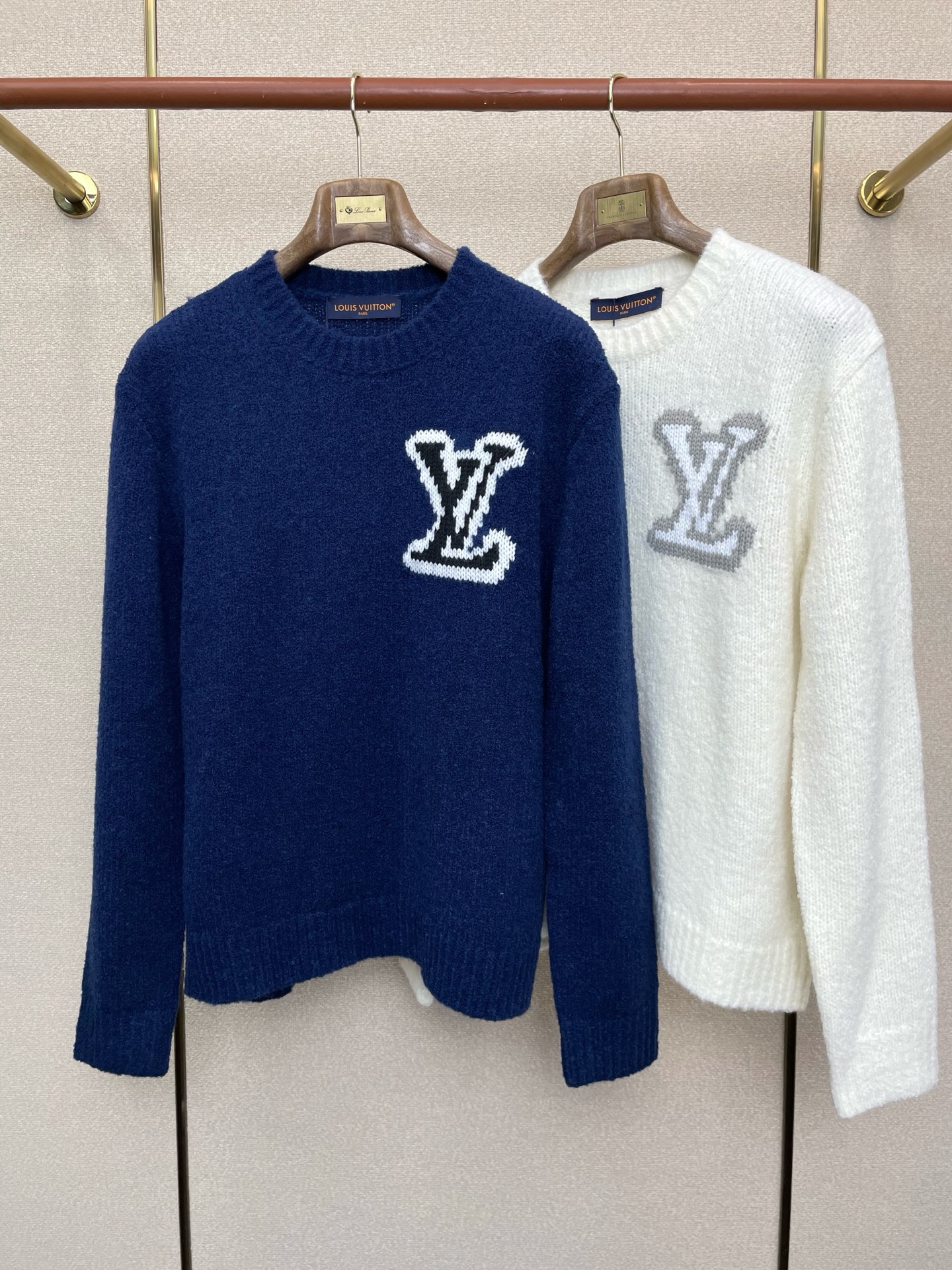 NO:683402,.Louis Vuitton Louis Vuitton's exclusive new original men's casual sweater, high-end customization, high-end version, fashionable and versatile imported fabrics, super soft and delicate feel, skin-friendly and comfortable to wear, warm and comfortable, high-end boutique, the upper body is exquisitely made by the factory, a must-have item for men, complete with three standards, size S-2XL,,louis vuitton,louis vuitton,sweaters,19860909.Louis Vuitton路易威登独家专供新款原单男士休闲毛衣 高端定制 高端版本 时尚百搭爆款进口面料 手感超柔软细腻 穿着亲肤舒适 保暖舒适 高端精品 代工厂精细做上身非常赞 男士必备单品 三标齐全 码数S-2XL,,louis vuitton,louis vuitton,sweaters,,Men's clothing