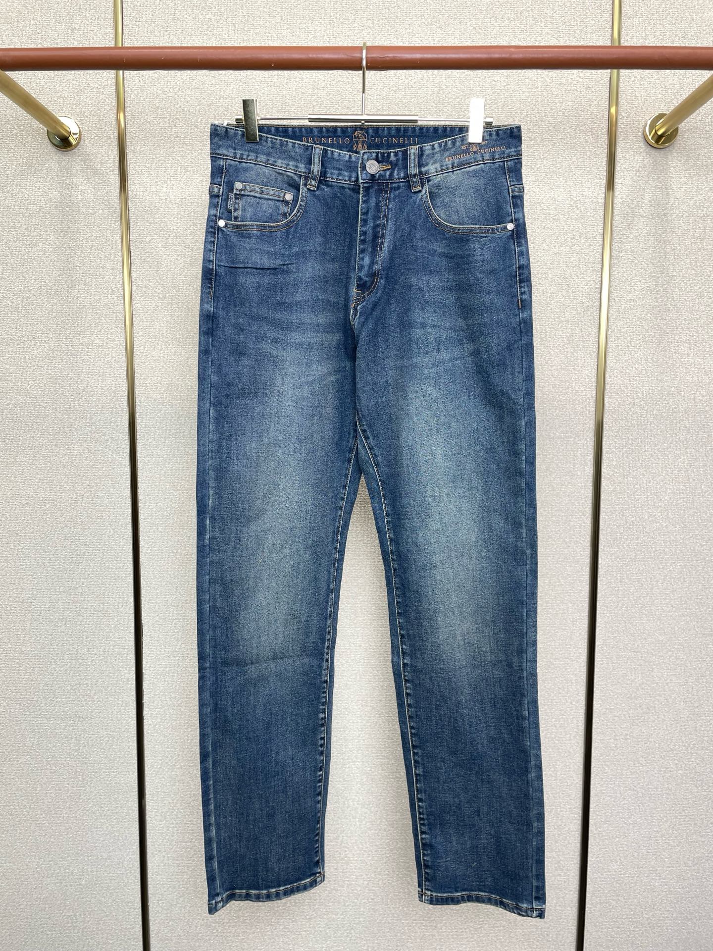 NO:683335,.BC-Brunello Cucineli Brunello Cucineli exclusively offers high-end versions of new casual jeans!  Custom-made fabrics at the counter are highly breathable and comfortable, with impeccable details and brand element design concepts, reflecting high quality. It feels delicate and soft!  It presents a casual cut and the upper body shape is awesome!  Code number 29-40 (there are 35),, brunello cucinelli, jeans,19860909.BC-Brunello Cucineli 布鲁内洛·库奇内利独家专供新款休闲牛仔裤高端版本！专柜定制面料 透气舒适度高,细节无可挑剔,品牌元素设计理念,体现高品质.手感细腻柔软！呈现休闲裁剪,上身版型超赞！码数29-40（有35）,,brunello cucinelli,jeans,,Men's clothing