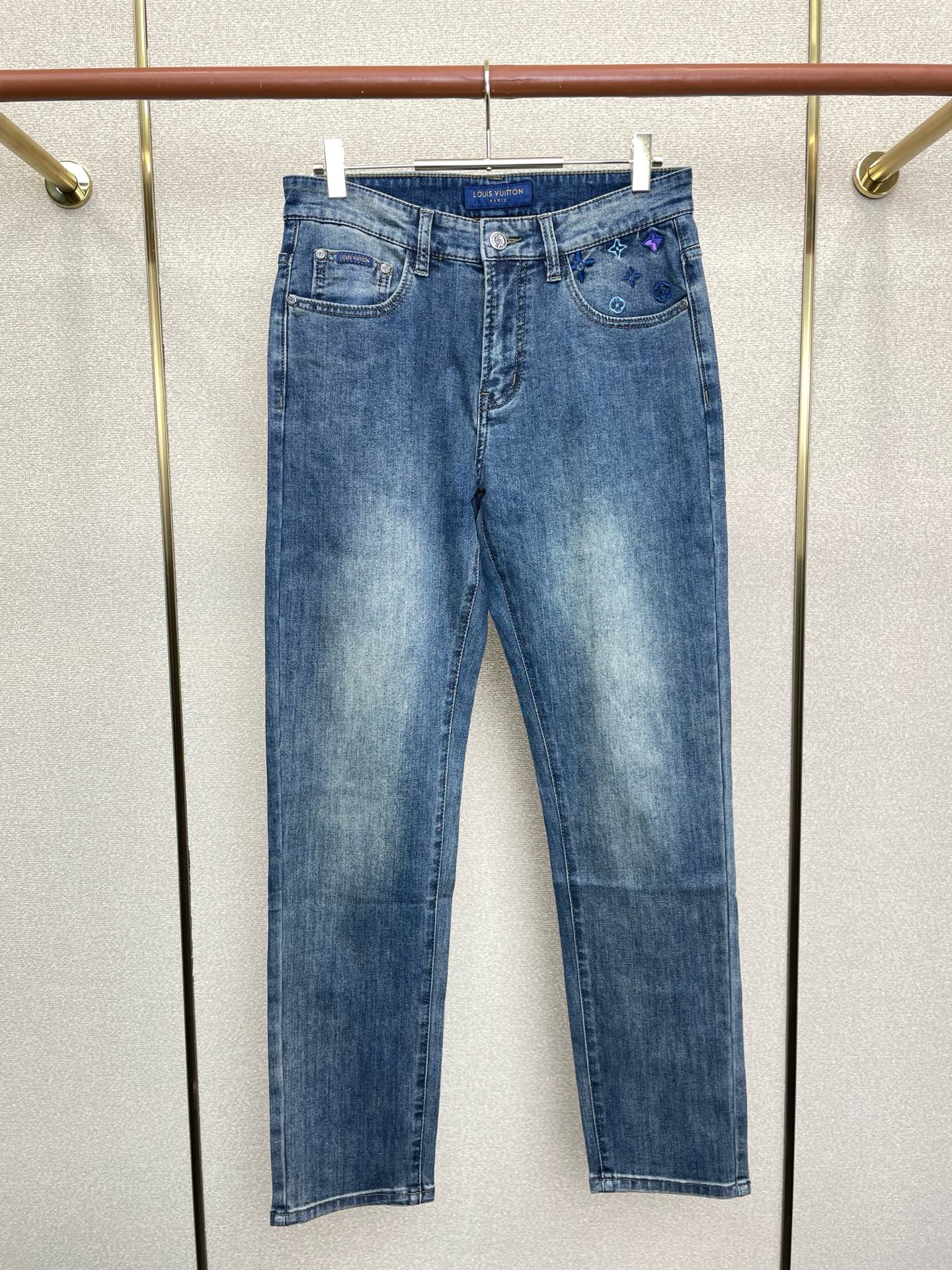 NO:684929,.Louis Vuitton exclusive high-end version of new casual jeans!  Custom-made fabrics at the counter are highly breathable and comfortable, with impeccable details and brand element design concepts, reflecting high quality. It feels delicate and soft!  It presents a casual cut and the upper body shape is awesome!  Code number 29-40 (there are 35),,louis vuitton,louis vuitton,jeans,19860909.Louis Vuitton路易威登独家专供新款休闲牛仔裤高端版本！专柜定制面料 透气舒适度高,细节无可挑剔,品牌元素设计理念,体现高品质.手感细腻柔软！呈现休闲裁剪,上身版型超赞！码数29-40（有35）,,louis vuitton,louis vuitton,jeans,,Men's clothing