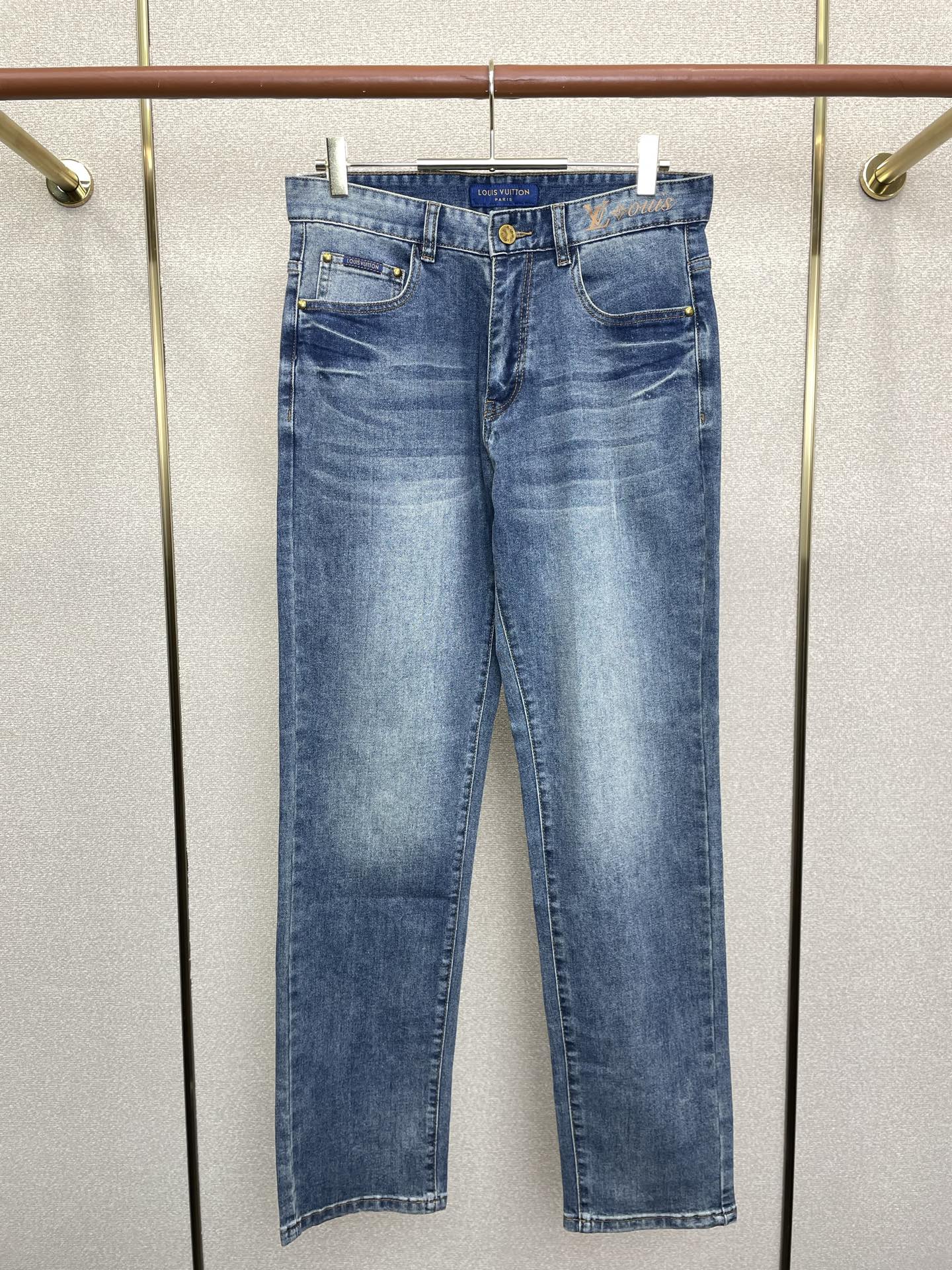 NO:684941,.Louis Vuitton exclusive high-end version of new casual jeans!  Custom-made fabrics at the counter are highly breathable and comfortable, with impeccable details and brand element design concepts, reflecting high quality. It feels delicate and soft!  It presents a casual cut and the upper body shape is awesome!  Code number 29-40 (there are 35),,louis vuitton,louis vuitton,jeans,19860909.Louis Vuitton路易威登独家专供新款休闲牛仔裤高端版本！专柜定制面料 透气舒适度高,细节无可挑剔,品牌元素设计理念,体现高品质.手感细腻柔软！呈现休闲裁剪,上身版型超赞！码数29-40（有35）,,louis vuitton,louis vuitton,jeans,,Men's clothing