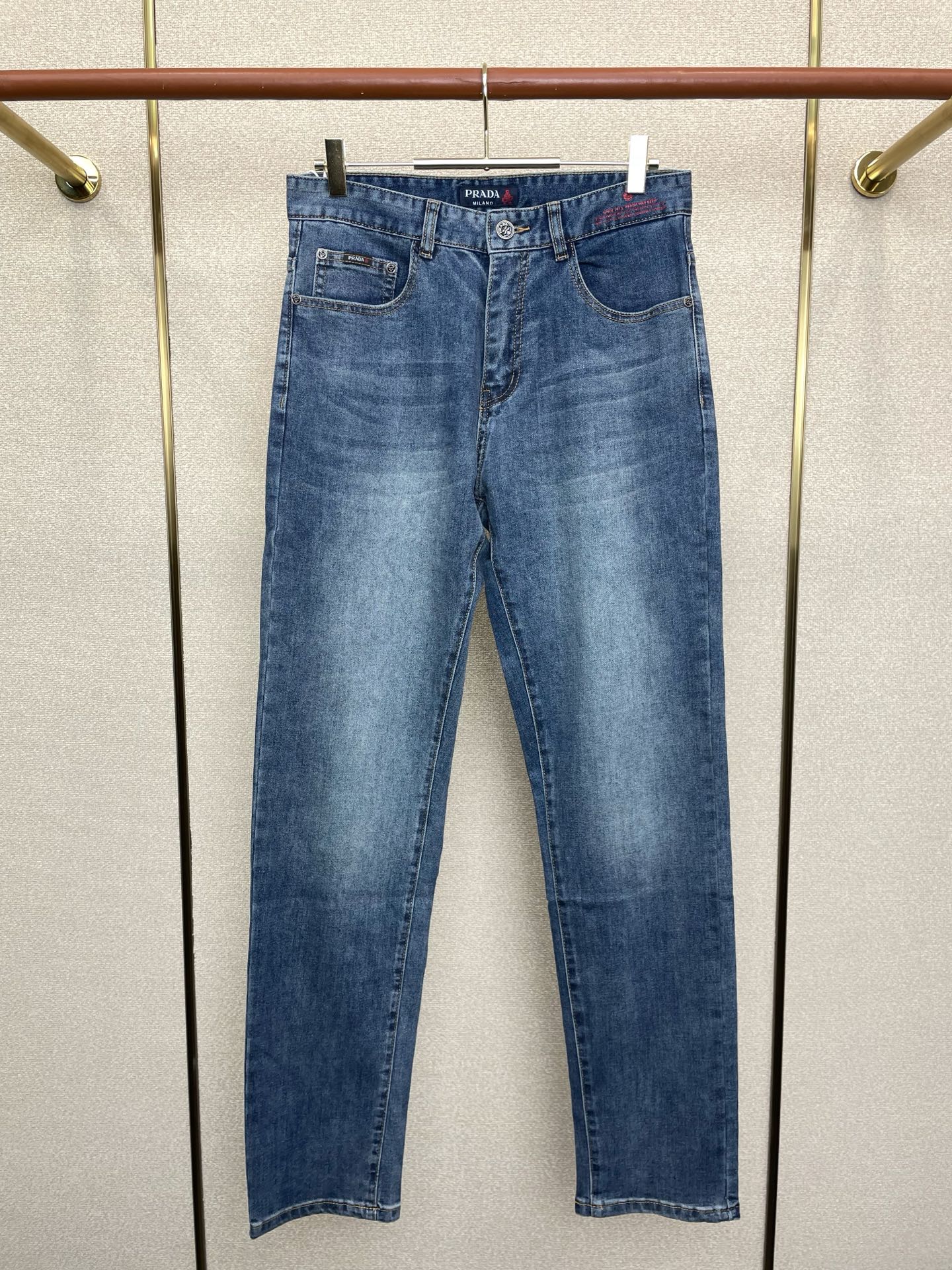 NO:683356,.Prada exclusively offers high-end versions of new casual jeans!  Custom-made fabrics at the counter are highly breathable and comfortable, with impeccable details and brand element design concepts, reflecting high quality. It feels delicate and soft!  It presents a casual cut and the upper body shape is awesome!  Code number 29-40 (35 available),,prada,prada,jeans,19860909.Prada普拉达独家专供新款休闲牛仔裤高端版本！专柜定制面料 透气舒适度高,细节无可挑剔,品牌元素设计理念,体现高品质.手感细腻柔软！呈现休闲裁剪,上身版型超赞！码数29-40（有35）,,prada,prada,jeans,,Men's clothing