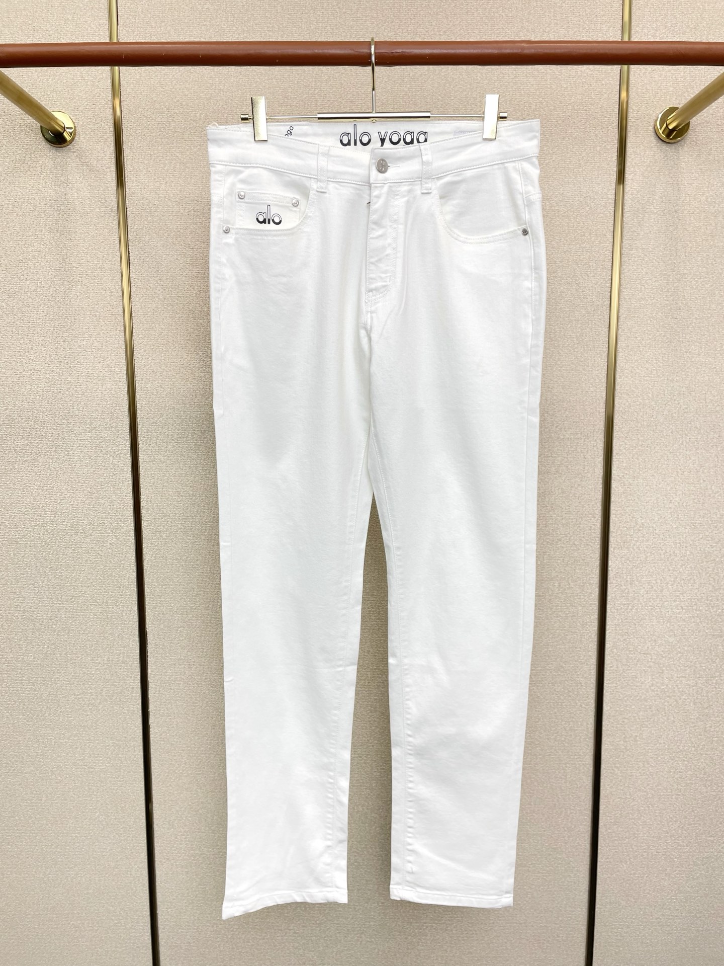 NO:684954,.ALO YOGA exclusively offers high-end versions of new casual jeans!  Custom-made fabrics at the counter are highly breathable and comfortable, with impeccable details and brand element design concepts, reflecting high quality. It feels delicate and soft!  It presents a casual cut and the upper body shape is awesome!  Code number 29-40 (there are 35),,jeans,19860909.ALO YOGA 独家专供新款休闲牛仔裤高端版本！专柜定制面料 透气舒适度高,细节无可挑剔,品牌元素设计理念,体现高品质.手感细腻柔软！呈现休闲裁剪,上身版型超赞！码数29-40（有35）,,jeans,,Men's clothing