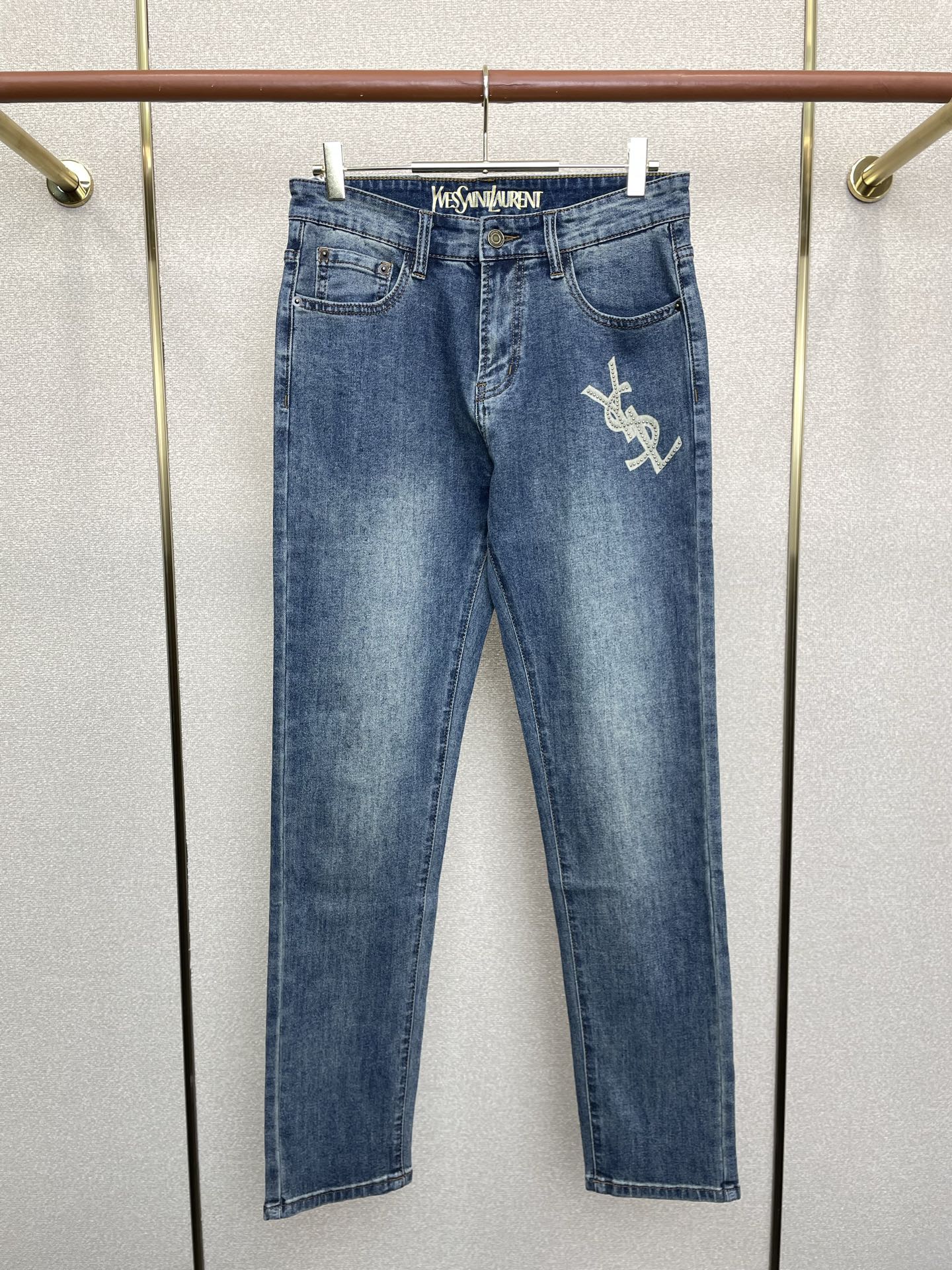 NO:690819,.SAINT LAURENT exclusively offers high-end versions of new casual jeans!  Custom-made fabrics at the counter are highly breathable and comfortable, with impeccable details and brand element design concepts, reflecting high quality. It feels delicate and soft!  It presents a casual cut and the upper body shape is awesome!  Code number 29-40 (there are 35),,saint laurent,saint laurent,jeans,19860909.SAINT LAURENT圣罗兰独家专供新款休闲牛仔裤高端版本！专柜定制面料 透气舒适度高,细节无可挑剔,品牌元素设计理念,体现高品质.手感细腻柔软！呈现休闲裁剪,上身版型超赞！码数29-40（有35）,,saint laurent,saint laurent,jeans,,Men's clothing