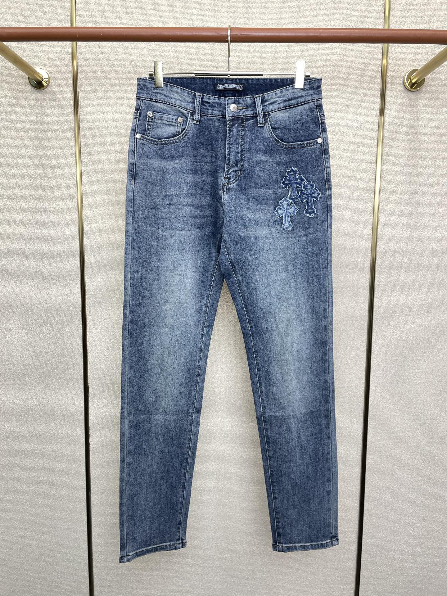 NO:683361,.Chrome hearts Chrome hearts are exclusive to high-end versions of new casual jeans!  Custom-made fabrics at the counter are highly breathable and comfortable, with impeccable details and brand element design concepts, reflecting high quality. It feels delicate and soft!  It presents a casual cut and the upper body shape is awesome!  Code number 29-40 (35 available),,chrome hearts,chrome hearts,jeans,19860909.Chrome hearts克罗心独家专供新款休闲牛仔裤高端版本！专柜定制面料 透气舒适度高,细节无可挑剔,品牌元素设计理念,体现高品质.手感细腻柔软！呈现休闲裁剪,上身版型超赞！码数29-40（有35）,,chrome hearts,chrome hearts,jeans,,Men's clothing