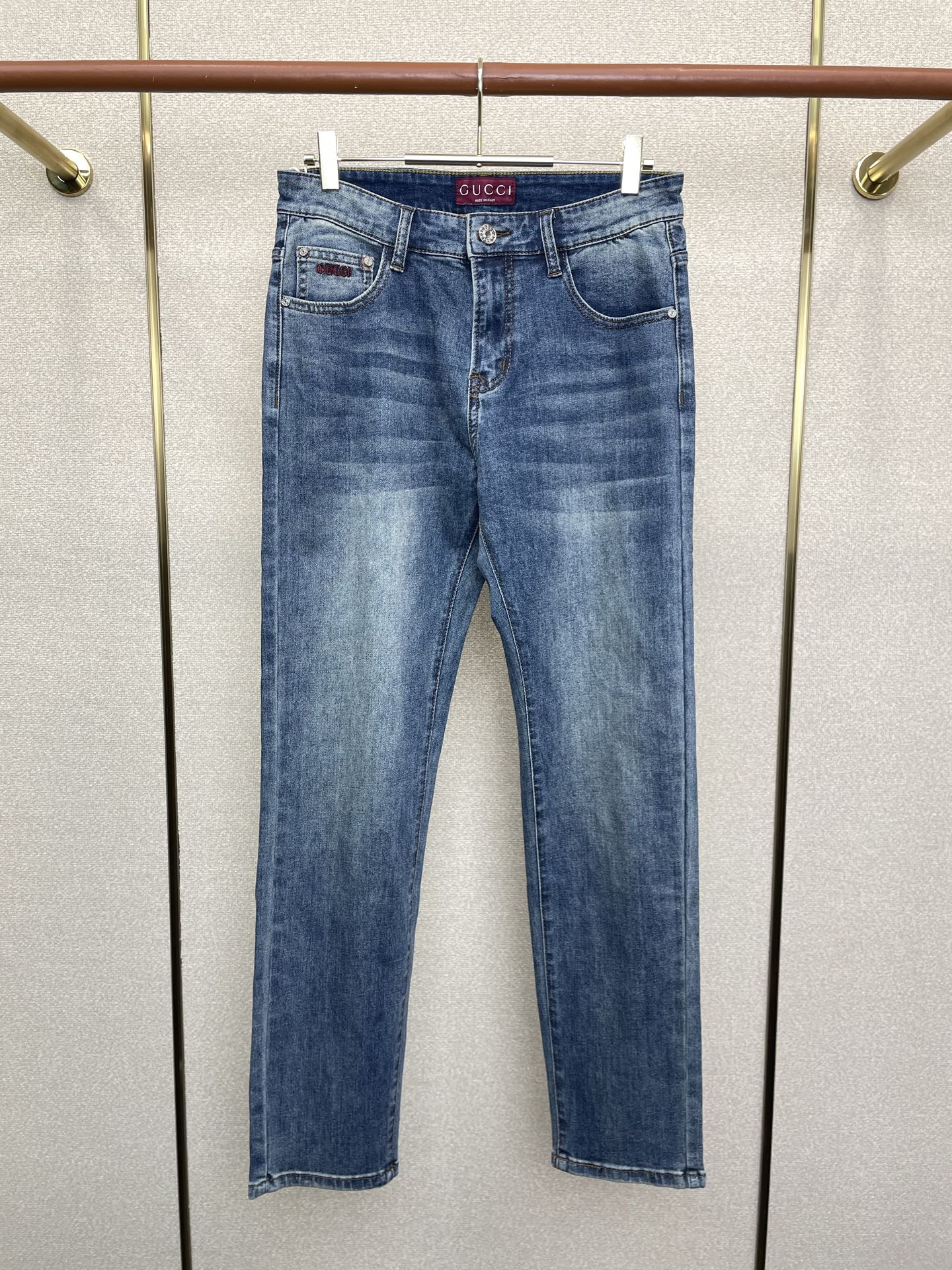 NO:690812,.Gucci Gucci exclusively offers high-end versions of new casual jeans!  Custom-made fabrics at the counter are highly breathable and comfortable, with impeccable details and brand element design concepts, reflecting high quality. It feels delicate and soft!  It presents a casual cut and the upper body shape is awesome!  Code number 29-40 (35 available),,gucci,gucci,jeans,19860909.Gucci古驰独家专供新款休闲牛仔裤高端版本！专柜定制面料 透气舒适度高,细节无可挑剔,品牌元素设计理念,体现高品质.手感细腻柔软！呈现休闲裁剪,上身版型超赞！码数29-40（有35）,,gucci,gucci,jeans,,Men's clothing