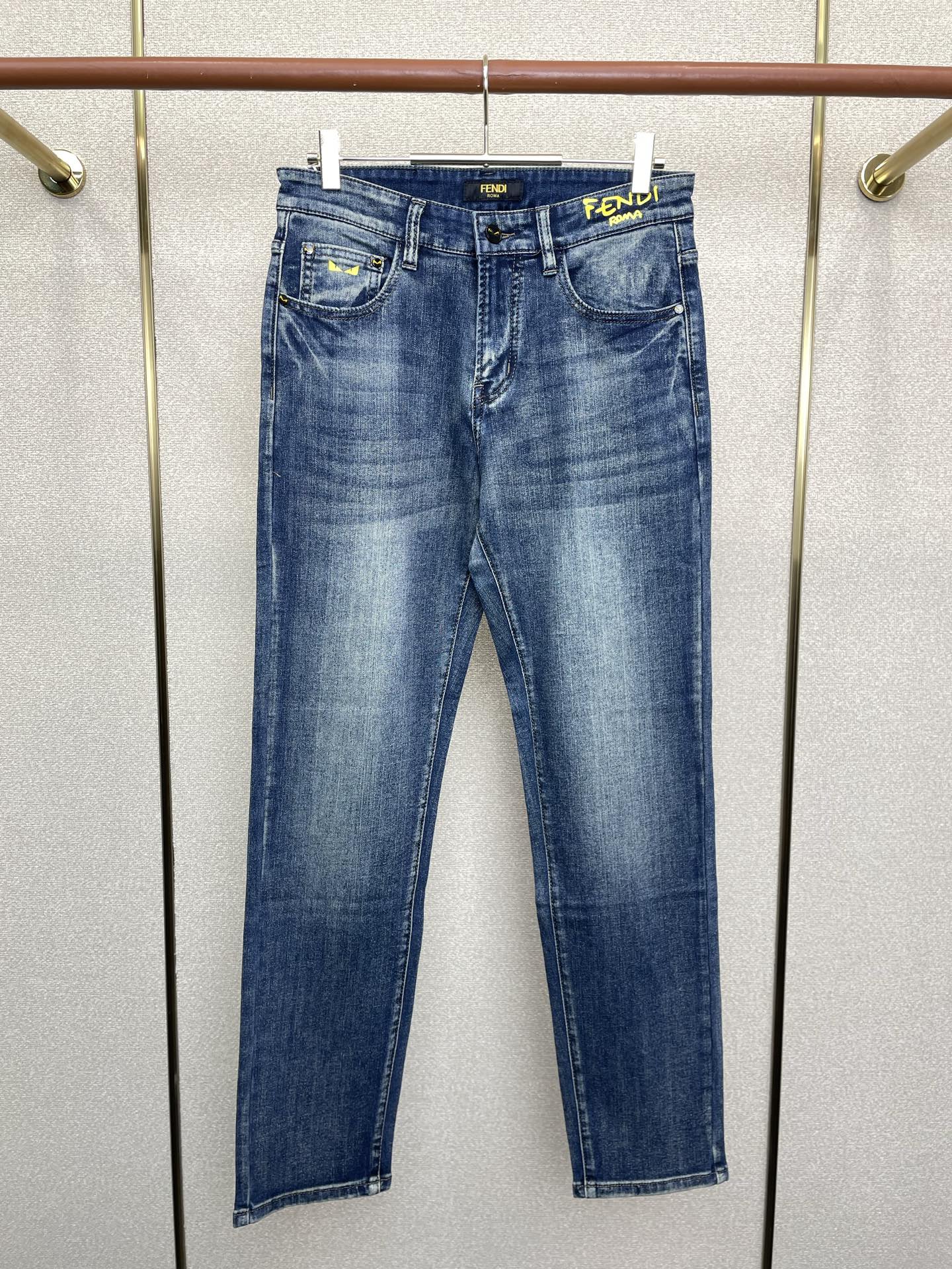 NO:684964,.FENDI Fendi exclusively offers high-end versions of new casual jeans!  Custom-made fabrics at the counter are highly breathable and comfortable, with impeccable details and brand element design concepts, reflecting high quality. It feels delicate and soft!  It presents a casual cut and the upper body shape is awesome!  Code number 29-40 (there are 35),,fendi,fendi,jeans,19860909.FENDI芬迪独家专供新款休闲牛仔裤高端版本！专柜定制面料 透气舒适度高,细节无可挑剔,品牌元素设计理念,体现高品质.手感细腻柔软！呈现休闲裁剪,上身版型超赞！码数29-40（有35）,,fendi,fendi,jeans,,Men's clothing