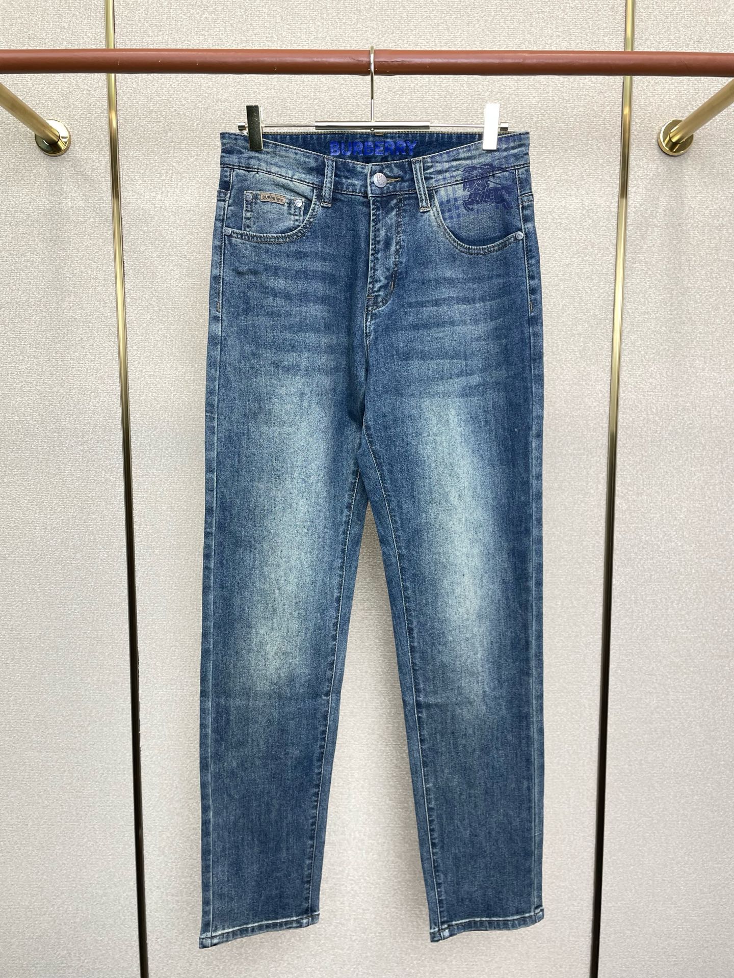 NO:690808,.Burberry exclusively offers high-end versions of new casual jeans!  Custom-made fabrics at the counter are highly breathable and comfortable, with impeccable details and brand element design concepts, reflecting high quality. It feels delicate and soft!  It presents a casual cut and the upper body shape is awesome!  Code number 29-40 (35 available),,burberry,burberry,jeans,19860909.Burberry巴宝莉独家专供新款休闲牛仔裤高端版本！专柜定制面料 透气舒适度高,细节无可挑剔,品牌元素设计理念,体现高品质.手感细腻柔软！呈现休闲裁剪,上身版型超赞！码数29-40（有35）,,burberry,burberry,jeans,,Men's clothing