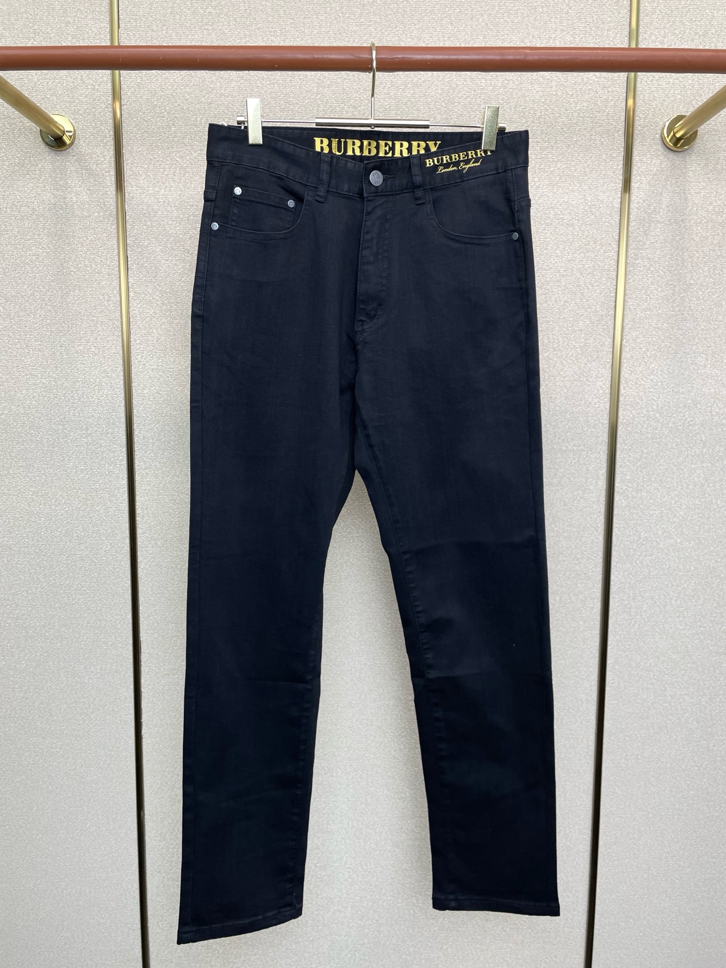 NO:690801,.Burberry exclusively offers high-end versions of new casual jeans!  Custom-made fabrics at the counter are highly breathable and comfortable, with impeccable details and brand element design concepts, reflecting high quality. It feels delicate and soft!  It presents a casual cut and the upper body shape is awesome!  Code number 29-40 (35 available),,burberry,burberry,jeans,19860909.Burberry巴宝莉独家专供新款休闲牛仔裤高端版本！专柜定制面料 透气舒适度高,细节无可挑剔,品牌元素设计理念,体现高品质.手感细腻柔软！呈现休闲裁剪,上身版型超赞！码数29-40（有35）,,burberry,burberry,jeans,,Men's clothing