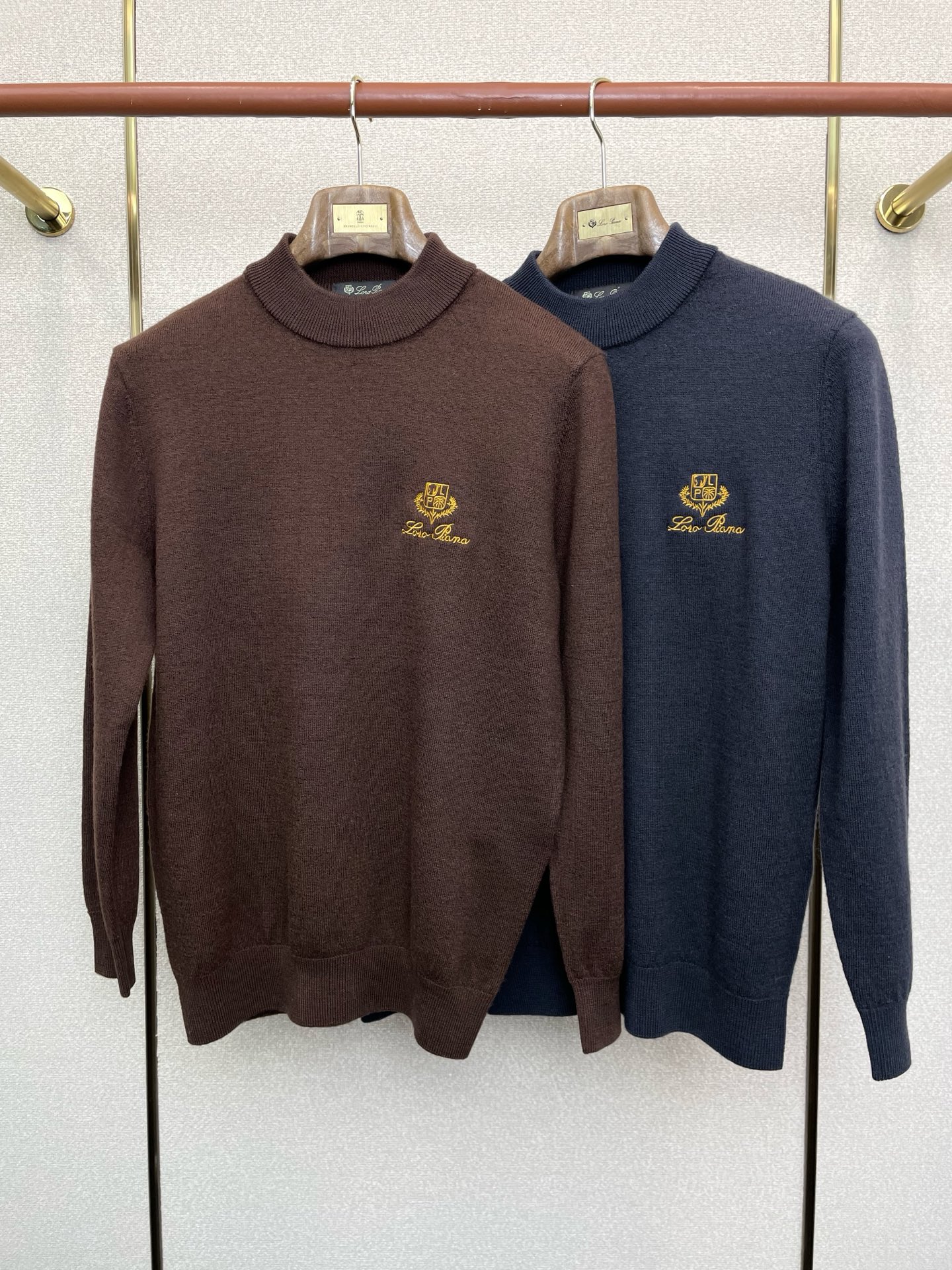 NO:683378,.LP-Loro Piana exclusively provides new original men's cashmere sweaters. High-end customization. High-end version. Fashionable and versatile imported fabrics. Must-have for autumn. Super soft and delicate feel. Skin-friendly and comfortable to wear. High-end boutique. The upper body is exquisitely made by the factory. A must-have item for men. Three complete standards. Size M-4XL,,loro piana,loro piana,sweaters,19860909.LP-Loro Piana诺悠翩雅独家专供新款原单男士羊绒毛衣 高端定制 高端版本 时尚百搭爆款进口面料 入秋必备 手感超柔软细腻 穿着亲肤舒适 高端精品 代工厂精细做上身非常赞 男士必备单品 三标齐全 码数M-4XL,,loro piana,loro piana,sweaters,,Men's clothing