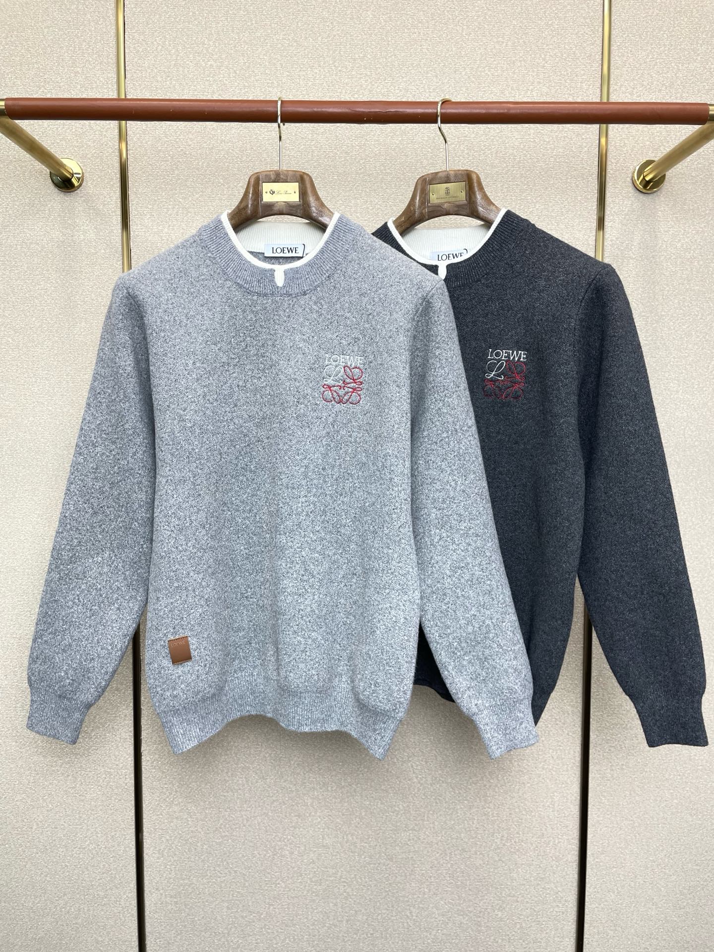 NO:683360,.LOEWE exclusively supplies new original men's sweaters. High-end customization. High-end version. Fashionable and versatile imported fabrics. Must-have for autumn. Super soft and delicate feel. Skin-friendly and comfortable to wear. High-end boutique. The upper body is exquisitely made by the factory. A must-have item for men. Three complete standards. Size M-4XL,,loewe,loewe,sweaters,19860909.LOEWE罗意威独家专供新款原单男士毛衣 高端定制 高端版本 时尚百搭爆款进口面料 入秋必备 手感超柔软细腻 穿着亲肤舒适 高端精品 代工厂精细做上身非常赞 男士必备单品 三标齐全 码数M-4XL,,loewe,loewe,sweaters,,Men's clothing