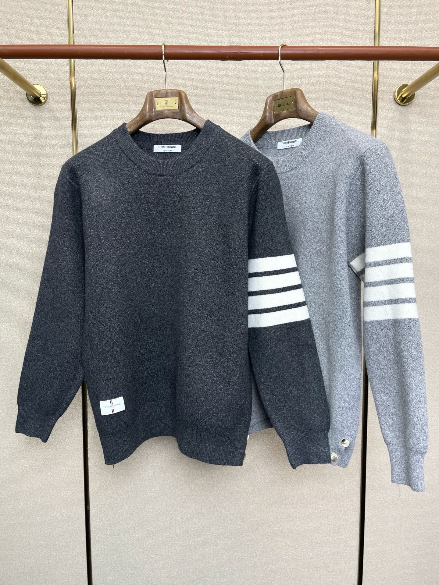 NO:683347,.Thom Browne exclusively offers new original men's sweaters, high-end customization, high-end version, fashionable and versatile imported fabrics, a must-have for autumn, super soft and delicate feel, skin-friendly and comfortable to wear, high-end boutique, exquisite upper body made by the factory, very good, a must-have item for men, complete with three standards, size M-4XL,,thom browne,sweaters,19860909.Thom Browne汤姆布朗独家专供新款原单男士毛衣 高端定制 高端版本 时尚百搭爆款进口面料 入秋必备 手感超柔软细腻 穿着亲肤舒适 高端精品 代工厂精细做上身非常赞 男士必备单品 三标齐全 码数M-4XL,,thom browne,sweaters,,Men's clothing