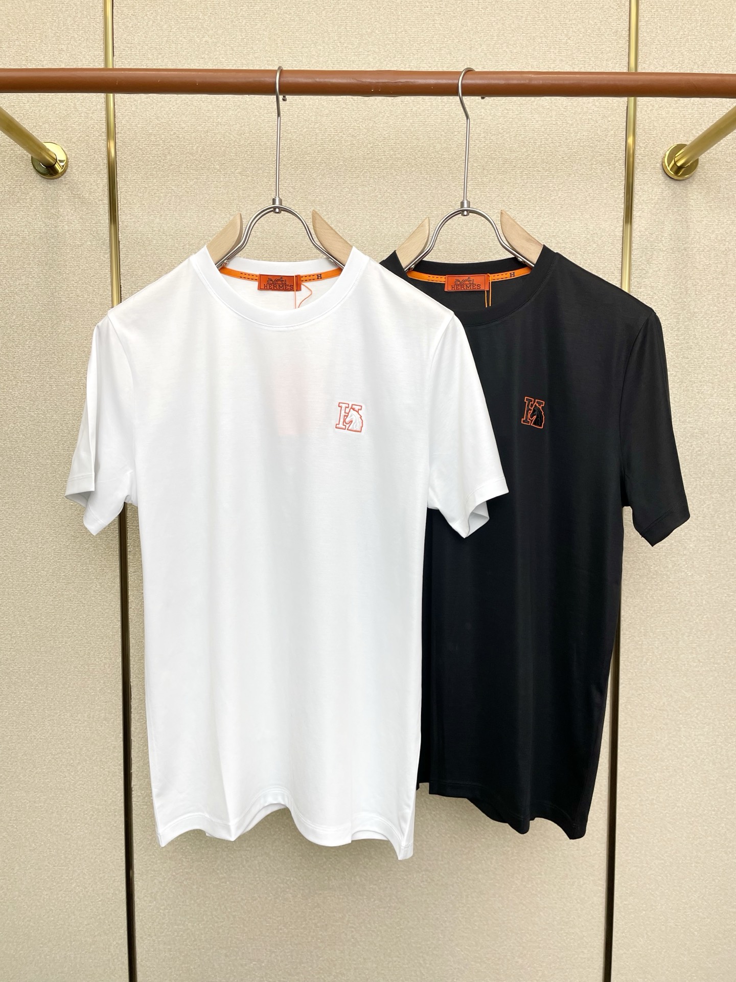 NO:683345,.Hermès exclusively offers new original men's casual short sleeves. High-end customization. High-end version. Fashionable and versatile imported fabrics. Super soft and delicate feel. Skin-friendly and comfortable to wear. High-end boutique. The upper body is exquisitely made by the factory. A must-have item for men. Complete with three standards. Size 48-56, hermes, hermes, T-shirt,19860909.Hermès爱马仕独家专供新款原单男士休闲短袖 高端定制 高端版本 时尚百搭爆款进口面料 手感超柔软细腻 穿着亲肤舒适 高端精品 代工厂精细做上身非常赞 男士必备单品 三标齐全 码数48-56,,hermes,hermes,T-shirt,,Men's clothing