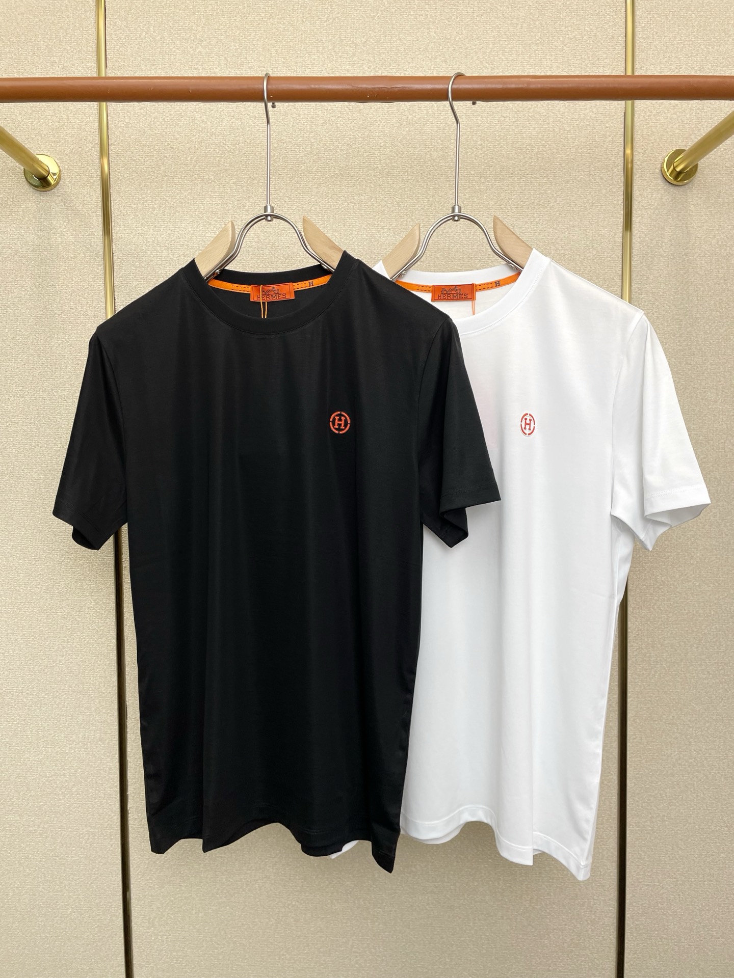NO:691695,.Hermès is a must-have new model of original men's casual short-sleeves. High-end customization. High-end version. Fashionable and versatile imported fabrics. Super soft and delicate feel. Skin-friendly and comfortable to wear. High-end boutique. The upper body is exquisitely made by the factory. A must-have item for men. Three complete standards. Size 48-56,, hermes, hermes, T-shirt,19860909.Hermès爱马仕砸锅卖铁都要上的新款新款原单男士休闲短袖 高端定制 高端版本 时尚百搭爆款进口面料 手感超柔软细腻 穿着亲肤舒适 高端精品 代工厂精细做上身非常赞 男士必备单品 三标齐全 码数48-56,,hermes,hermes,T-shirt,,Men's clothing