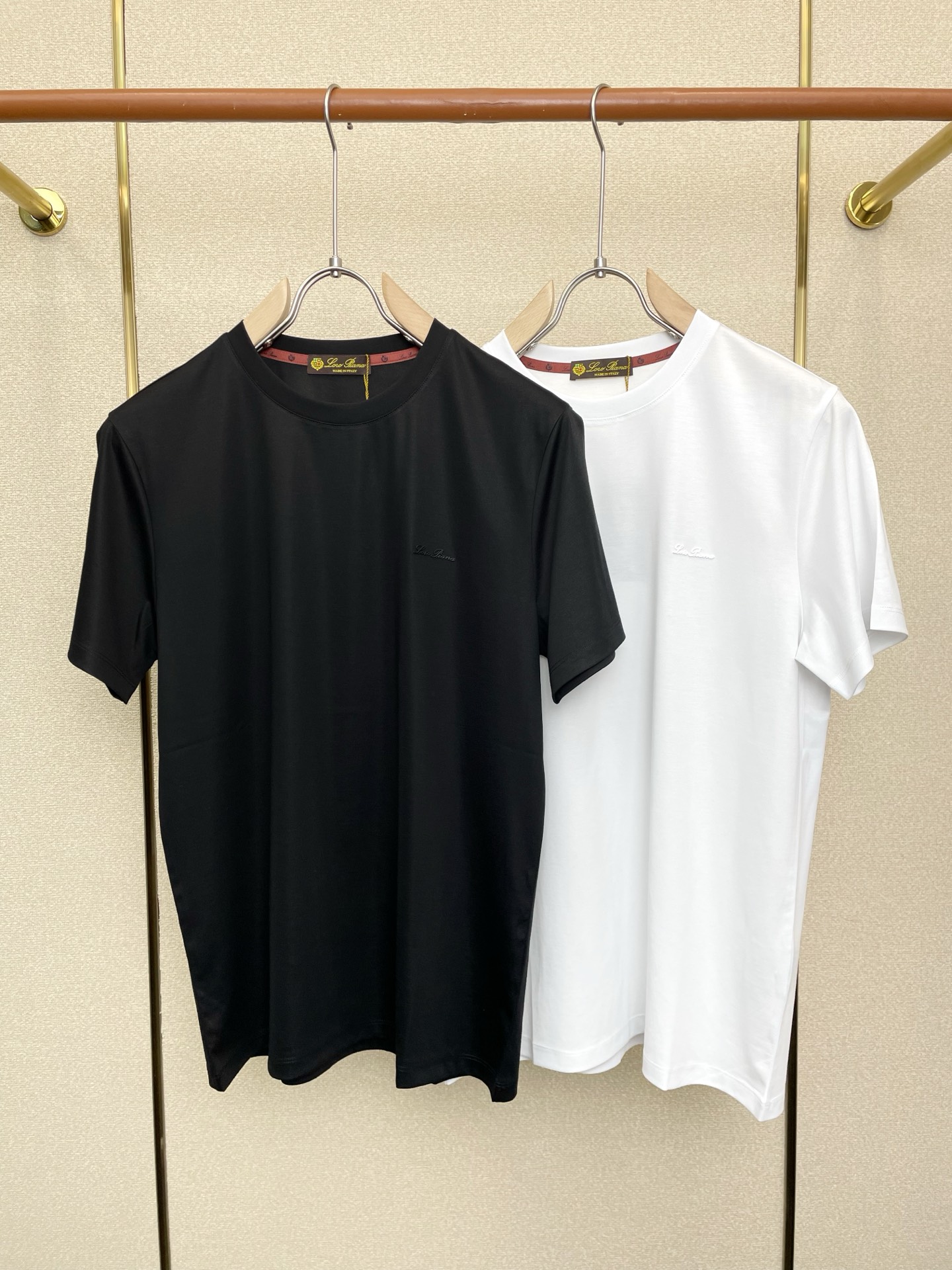 NO:683351,.LP-Loro Piana exclusively supplies new original men's casual short-sleeves, high-end customization, high-end version, fashionable and versatile imported fabrics, super soft and delicate to the touch, skin-friendly and comfortable to wear, high-end boutique, the upper body is exquisitely made by the factory, a must-have item for men, complete with three standards, code number 48-56,, loro piana, loro piana, T-shirt,19860909.LP-Loro Piana诺悠翩雅独家专供新款原单男士休闲短袖 高端定制 高端版本 时尚百搭爆款进口面料 手感超柔软细腻 穿着亲肤舒适 高端精品 代工厂精细做上身非常赞 男士必备单品 三标齐全 码数48-56,,loro piana,loro piana,T-shirt,,Men's clothing