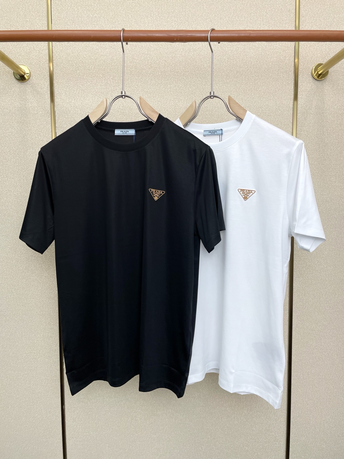 NO:683359,.Prada exclusively supplies new original men's casual short sleeves. High-end customization. High-end version. Fashionable and versatile imported fabrics. Super soft and delicate feel. Skin-friendly and comfortable to wear. High-end boutique. The upper body is exquisitely made by the factory. A must-have item for men. Complete with three standards. Size 48-56, prada, prada, T-shirt,19860909.Prada普拉达独家专供新款原单男士休闲短袖 高端定制 高端版本 时尚百搭爆款进口面料 手感超柔软细腻 穿着亲肤舒适 高端精品 代工厂精细做上身非常赞 男士必备单品 三标齐全 码数48-56,,prada,prada,T-shirt,,Men's clothing