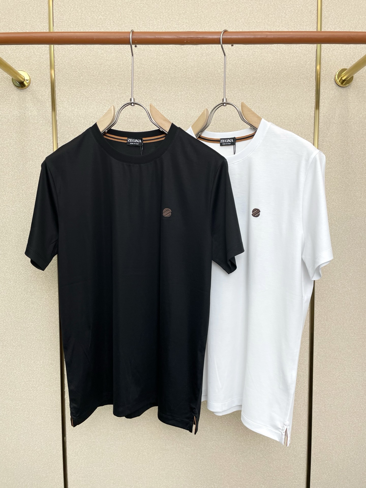 NO:691683,.ZEGNA Zegna's new and popular men's casual short-sleeved original single-piece, high-end customization, high-end version, fashionable and versatile, popular imported fabrics, super soft and delicate to the touch, skin-friendly and comfortable to wear, high-end boutique, exquisite upper body made by the factory, very good, a must-have item for men, complete with three standards, code number 48-56,,zegna,T-shirt,19860909.ZEGNA杰尼亚砸锅卖铁都要上的新款新款原单男士休闲短袖 高端定制 高端版本 时尚百搭爆款进口面料 手感超柔软细腻 穿着亲肤舒适 高端精品 代工厂精细做上身非常赞 男士必备单品 三标齐全 码数48-56,,zegna,T-shirt,,Men's clothing