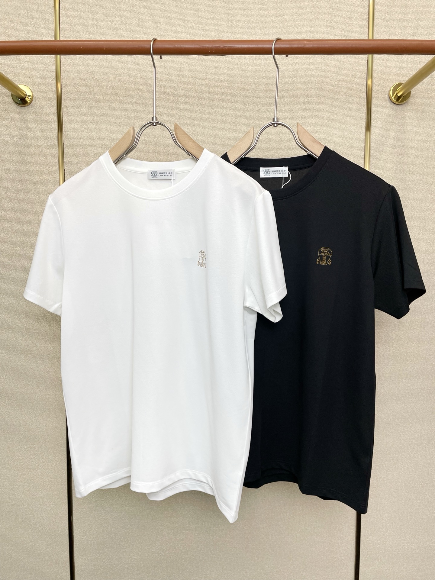 NO:683349,.BC-Brunello Cucinali Brunello Cucinali exclusively supplies new original men's casual short-sleeves. High-end customization. High-end version. Fashionable and versatile imported fabrics. Super soft and delicate feel. Skin-friendly and comfortable to wear. High-end boutique. The upper body is exquisitely made by the factory. Men's must-have items. Three complete labels. Size S-2XL, brunello cucinelli, T-shirt,19860909.BC-Brunello Cucinali布鲁内洛·库奇内利独家专供新款原单男士休闲短袖 高端定制 高端版本 时尚百搭爆款进口面料 手感超柔软细腻 穿着亲肤舒适 高端精品 代工厂精细做上身非常赞 男士必备单品 三标齐全 码数S-2XL,,brunello cucinelli,T-shirt,,Men's clothing